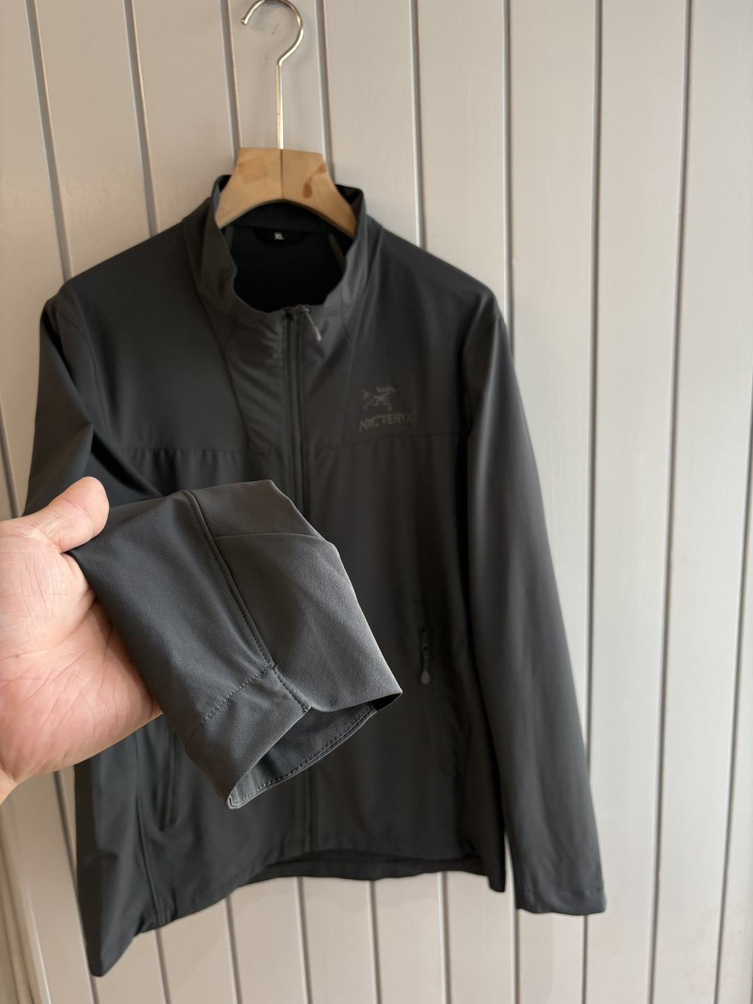 爆款 顶配 Beta SL冲锋衣是一款专为户外探险设计的高性能外套。采用GORE-TEX 面料。具备卓越