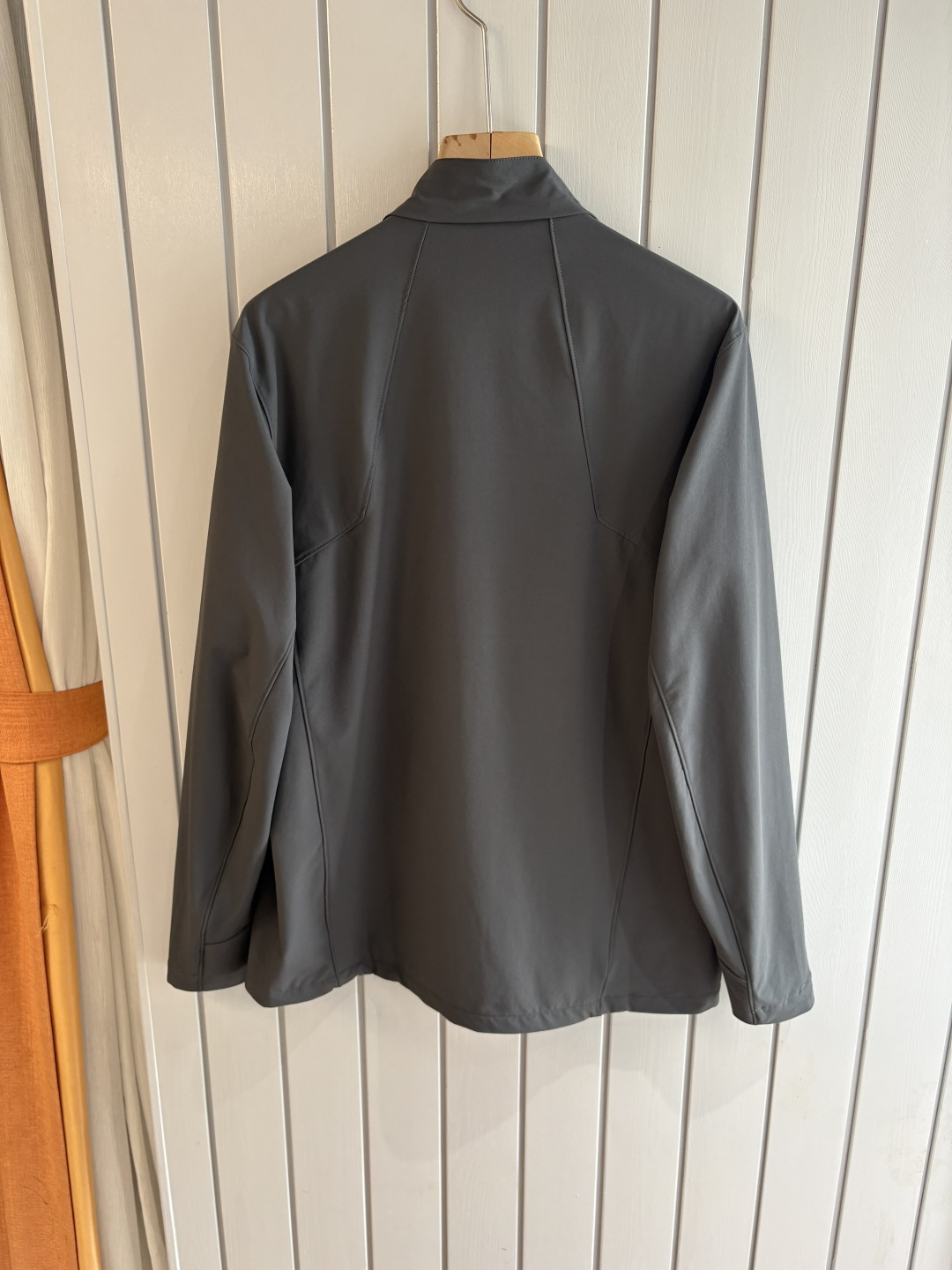 爆款 顶配 Beta SL冲锋衣是一款专为户外探险设计的高性能外套。采用GORE-TEX 面料。具备卓越