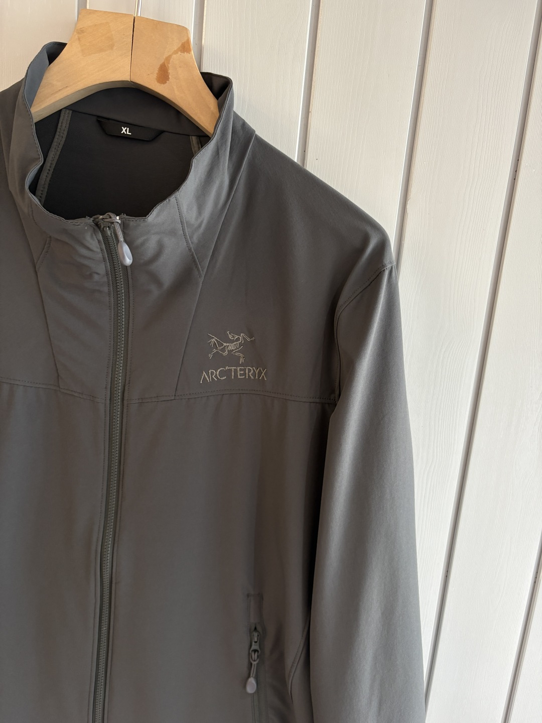 爆款 顶配 Beta SL冲锋衣是一款专为户外探险设计的高性能外套。采用GORE-TEX 面料。具备卓越