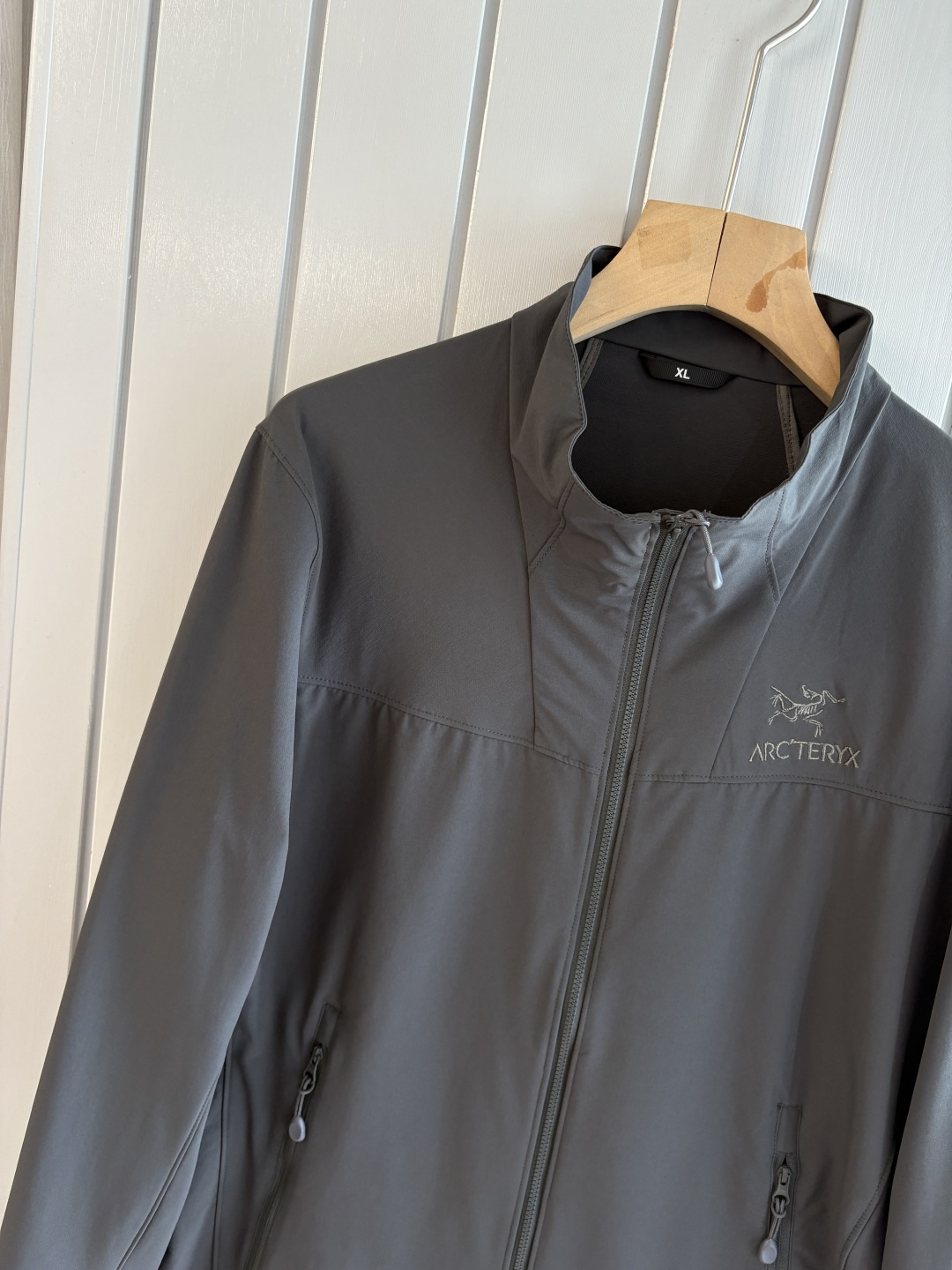 爆款 顶配 Beta SL冲锋衣是一款专为户外探险设计的高性能外套。采用GORE-TEX 面料。具备卓越