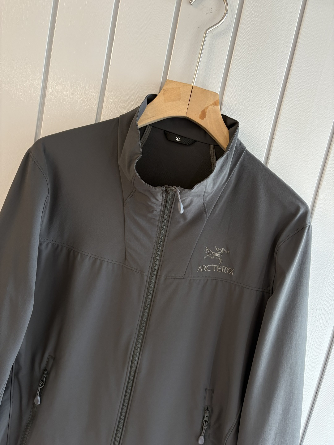 爆款 顶配 Beta SL冲锋衣是一款专为户外探险设计的高性能外套。采用GORE-TEX 面料。具备卓越