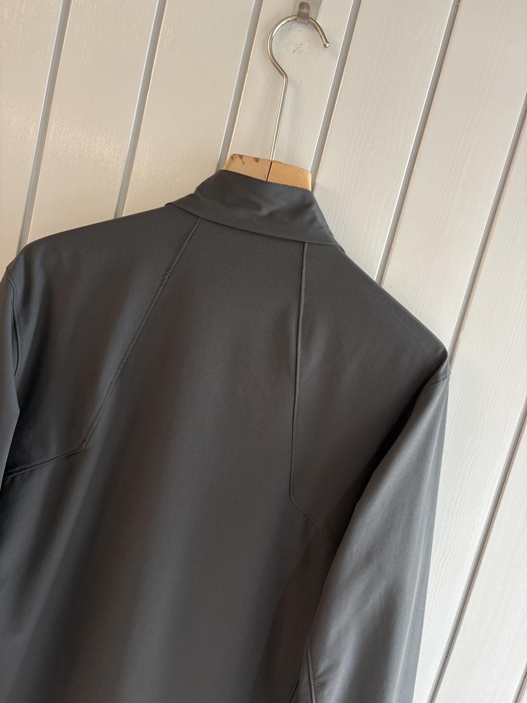 爆款 顶配 Beta SL冲锋衣是一款专为户外探险设计的高性能外套。采用GORE-TEX 面料。具备卓越