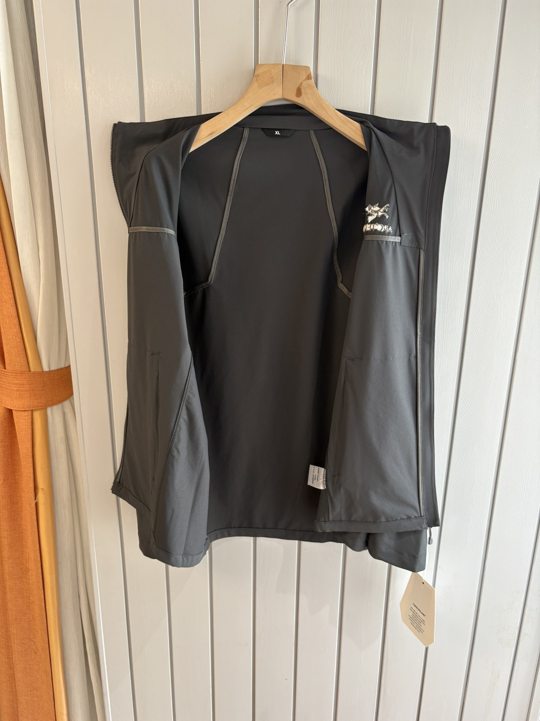 爆款 顶配 Beta SL冲锋衣是一款专为户外探险设计的高性能外套。采用GORE-TEX 面料。具备卓越