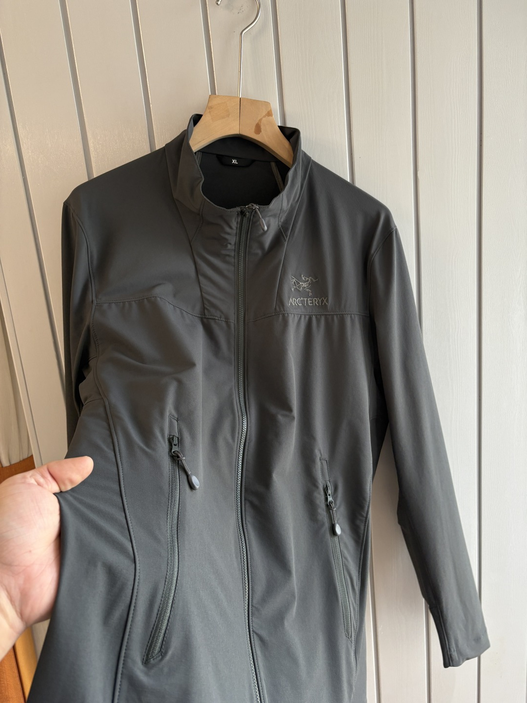 爆款 顶配 Beta SL冲锋衣是一款专为户外探险设计的高性能外套。采用GORE-TEX 面料。具备卓越