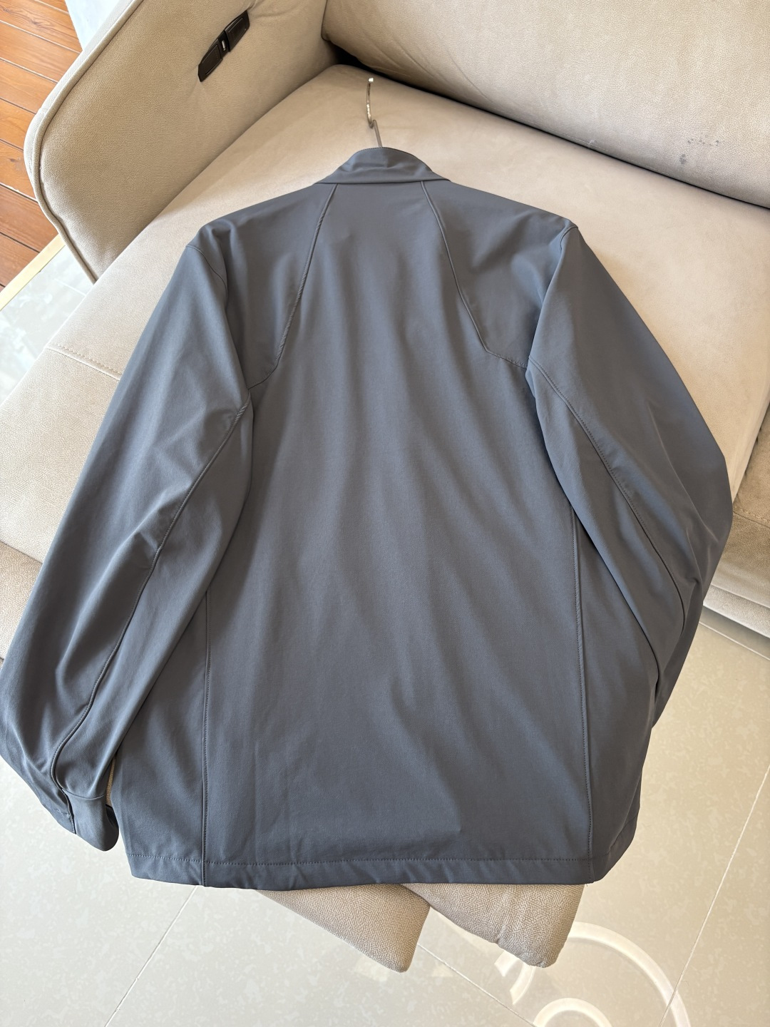 爆款 顶配 Beta SL冲锋衣是一款专为户外探险设计的高性能外套。采用GORE-TEX 面料。具备卓越