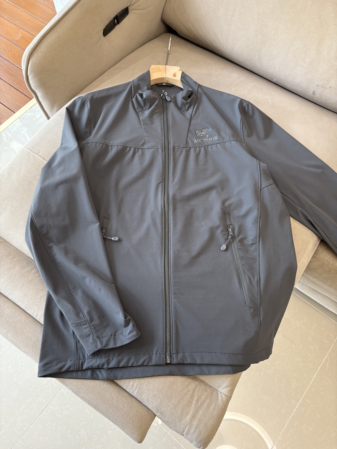 爆款 顶配 Beta SL冲锋衣是一款专为户外探险设计的高性能外套。采用GORE-TEX 面料。具备卓越