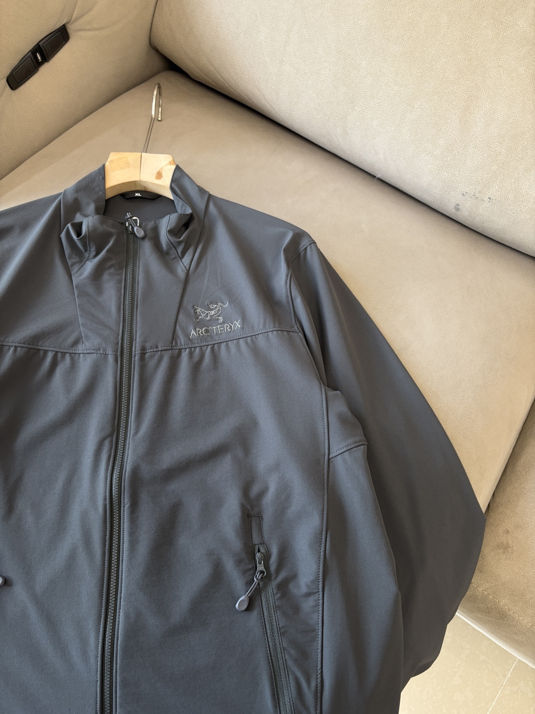 爆款 顶配 Beta SL冲锋衣是一款专为户外探险设计的高性能外套。采用GORE-TEX 面料。具备卓越