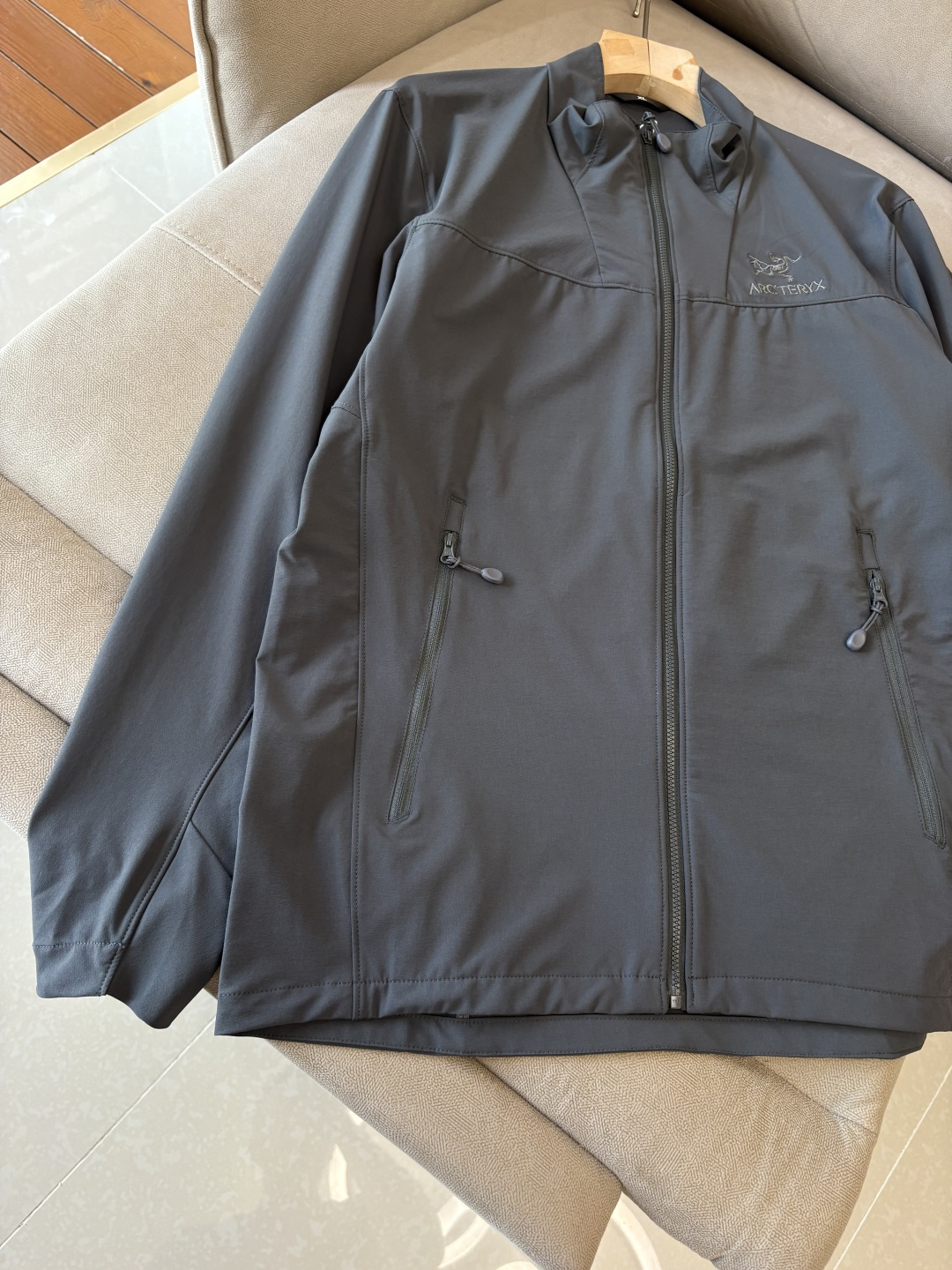 爆款 顶配 Beta SL冲锋衣是一款专为户外探险设计的高性能外套。采用GORE-TEX 面料。具备卓越