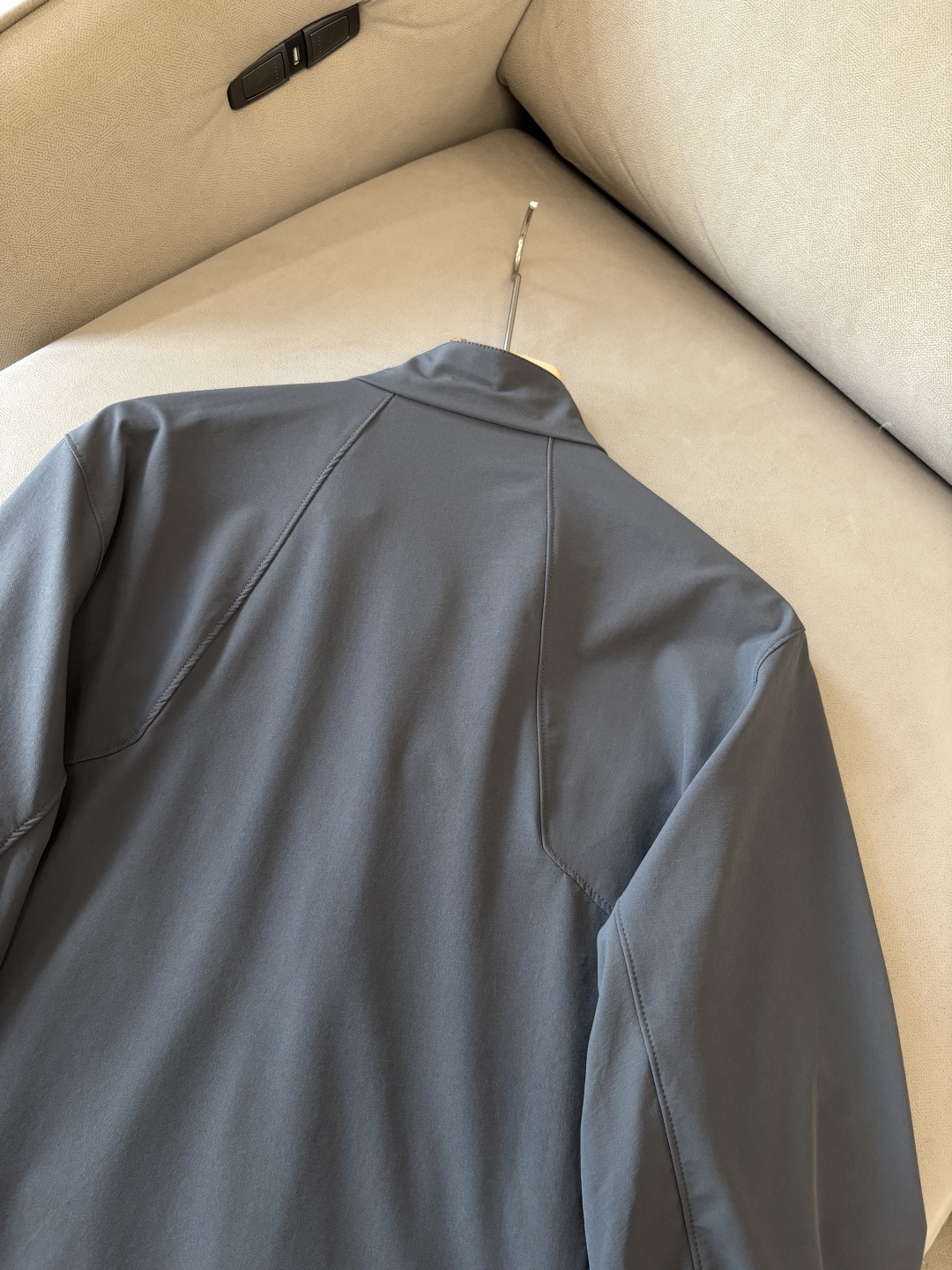 爆款 顶配 Beta SL冲锋衣是一款专为户外探险设计的高性能外套。采用GORE-TEX 面料。具备卓越