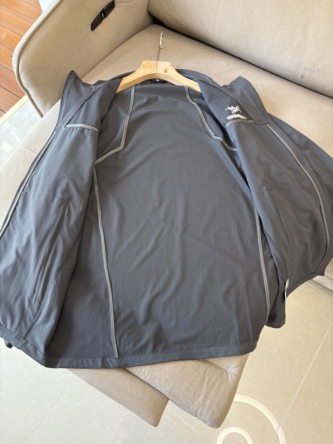 爆款 顶配 Beta SL冲锋衣是一款专为户外探险设计的高性能外套。采用GORE-TEX 面料。具备卓越