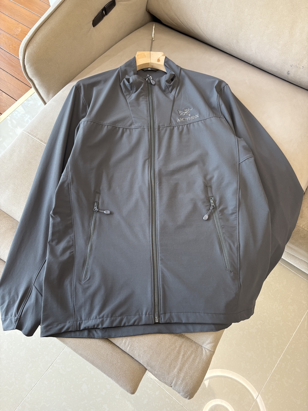 爆款 顶配 Beta SL冲锋衣是一款专为户外探险设计的高性能外套。采用GORE-TEX 面料。具备卓越