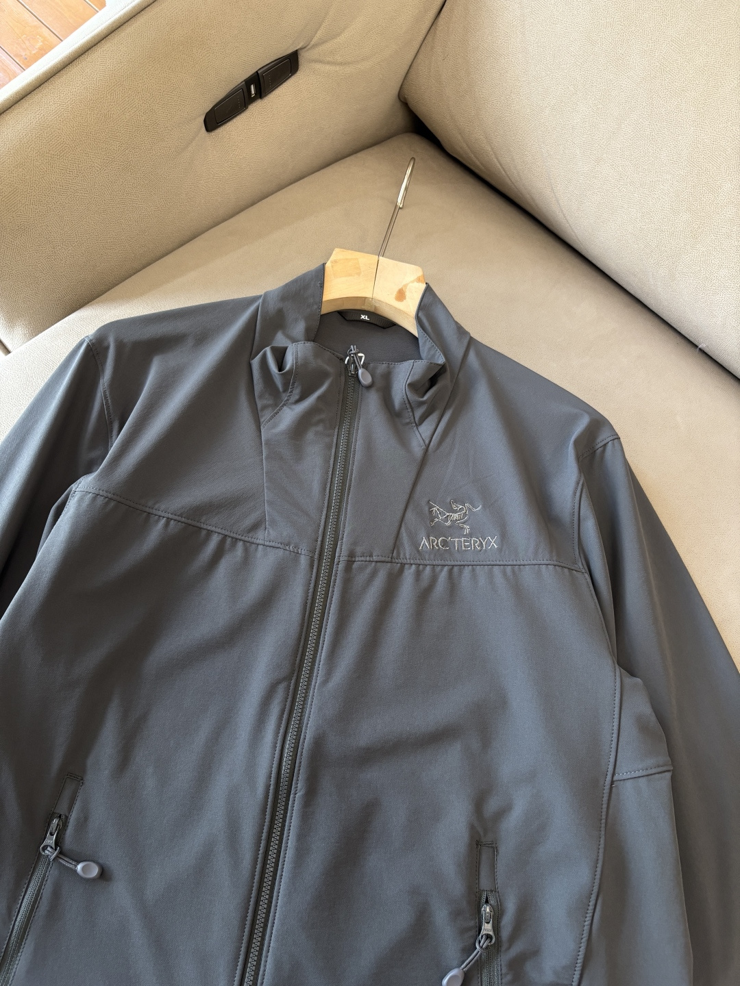 爆款 顶配 Beta SL冲锋衣是一款专为户外探险设计的高性能外套。采用GORE-TEX 面料。具备卓越