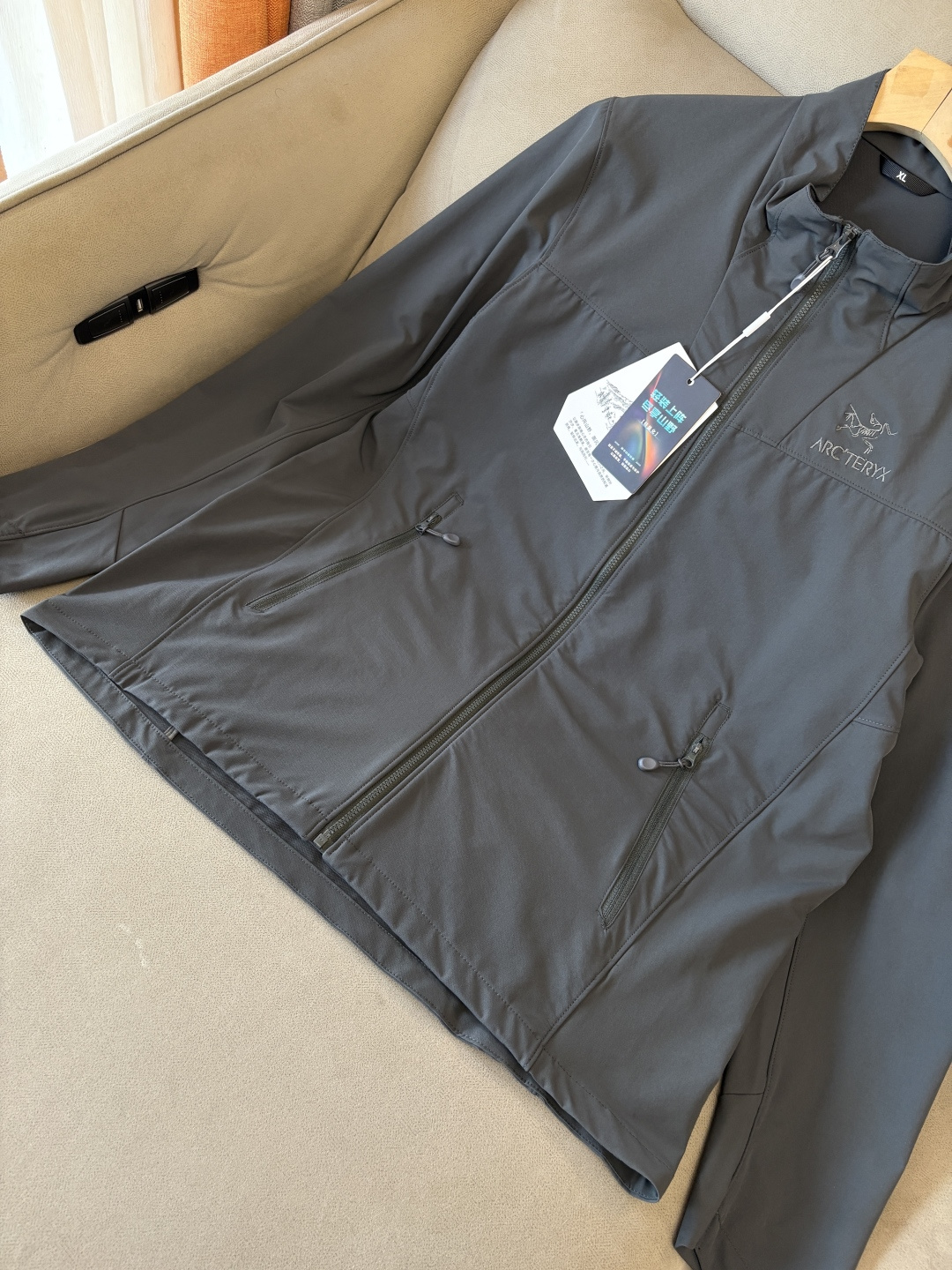 爆款 顶配 Beta SL冲锋衣是一款专为户外探险设计的高性能外套。采用GORE-TEX 面料。具备卓越