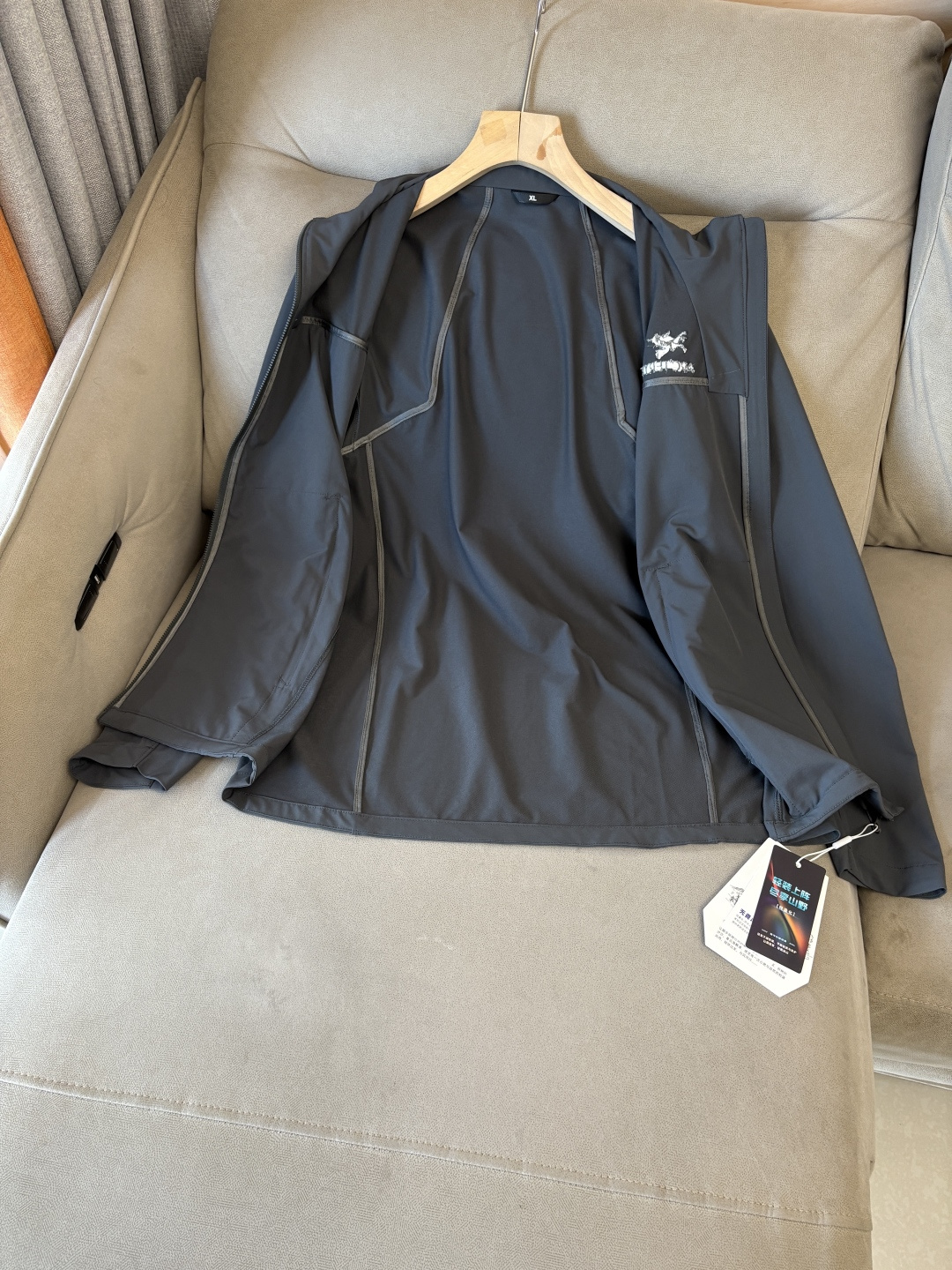 爆款 顶配 Beta SL冲锋衣是一款专为户外探险设计的高性能外套。采用GORE-TEX 面料。具备卓越