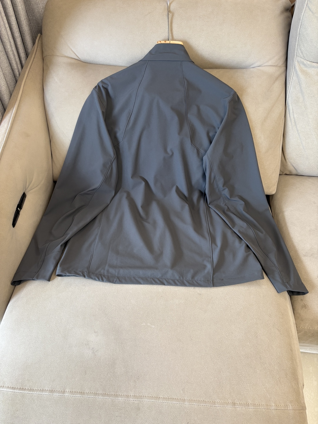 爆款 顶配 Beta SL冲锋衣是一款专为户外探险设计的高性能外套。采用GORE-TEX 面料。具备卓越