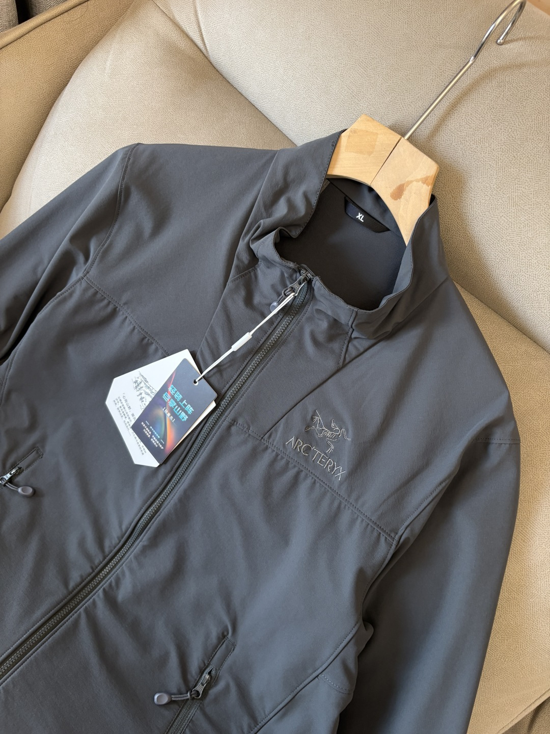 爆款 顶配 Beta SL冲锋衣是一款专为户外探险设计的高性能外套。采用GORE-TEX 面料。具备卓越