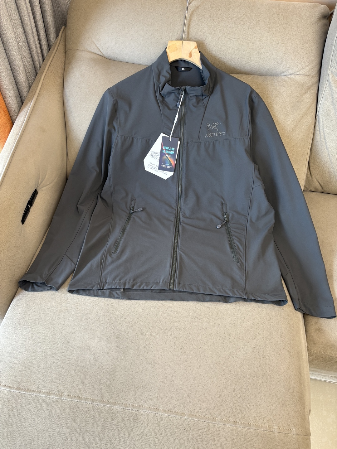 爆款 顶配 Beta SL冲锋衣是一款专为户外探险设计的高性能外套。采用GORE-TEX 面料。具备卓越