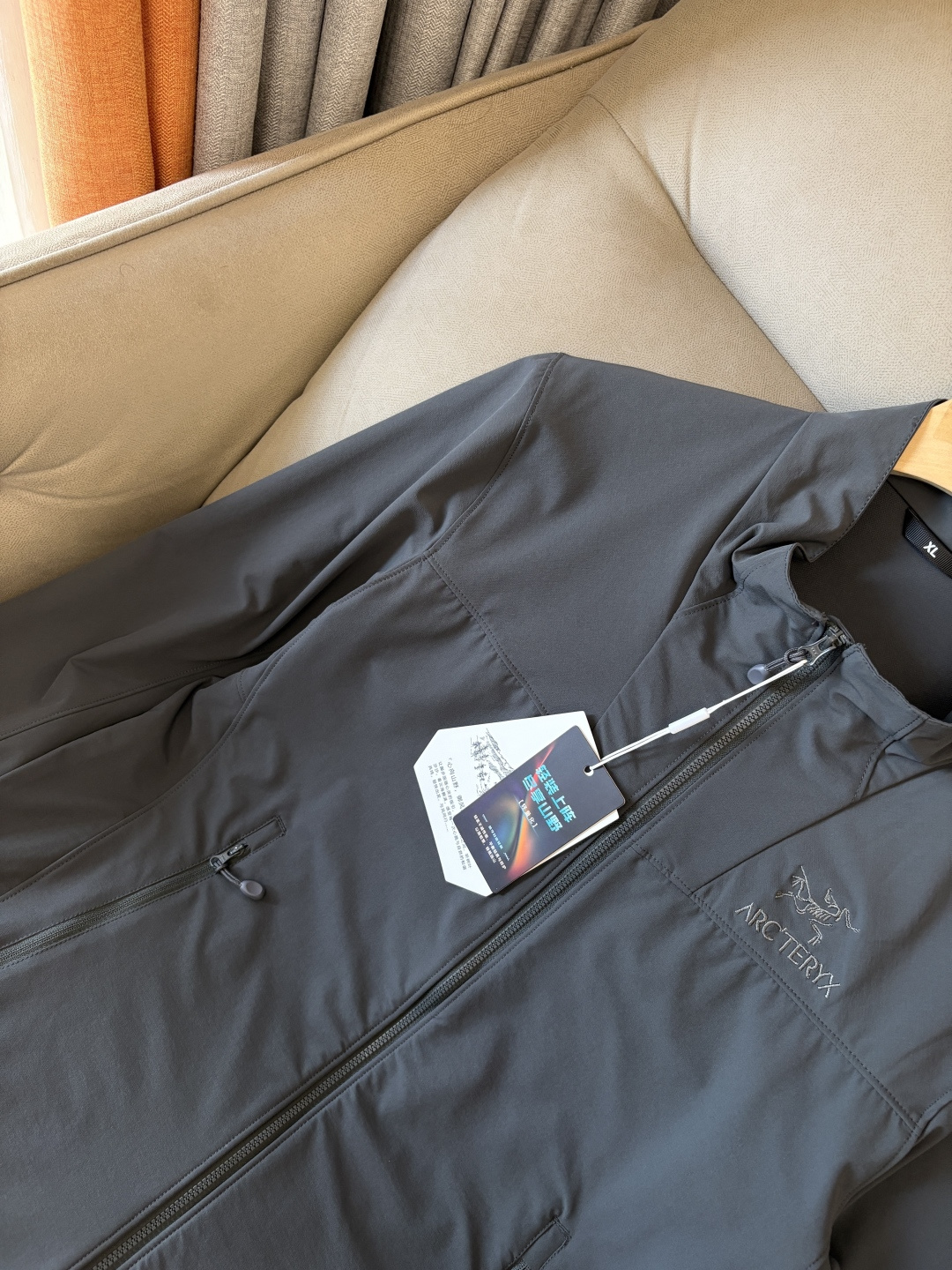 爆款 顶配 Beta SL冲锋衣是一款专为户外探险设计的高性能外套。采用GORE-TEX 面料。具备卓越