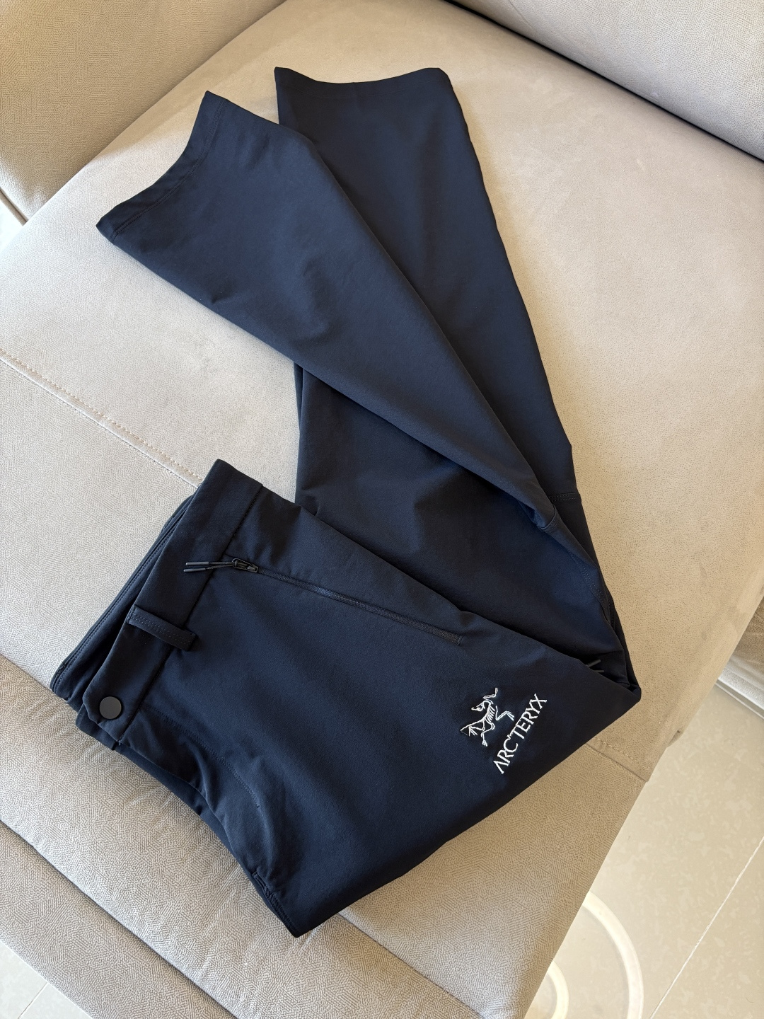 NO:531203,The ancestor 2025 summer new style, autumn and winter casual pants, customized counter fabric, breathable and comfortable, impeccable details, brand element design concept, reflects quality. The feel is delicate and soft!  It is casually cut, with a great upper body style!  Code number M-3XL, alexander wang19860909始祖2025夏季新款 秋冬休闲裤,专柜定制面料 透气舒适度高,细节无可挑剔,品牌元素设计理念,体现品质.手感细腻柔软！呈现休闲裁剪,上身版型超赞！码数M-3XL,,alexander wang,Men's clothing