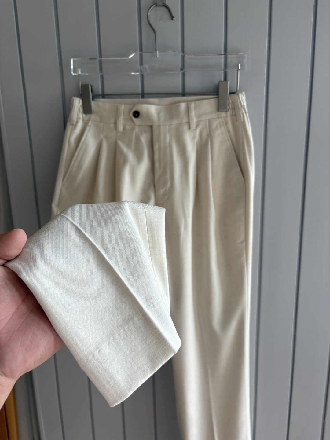 面料老钱味十足双褶设计那不勒斯可调节裤腰西裤】厌倦了千篇一律的西裤？这款含羊毛醋酸天丝面料的意式西裤，绝
