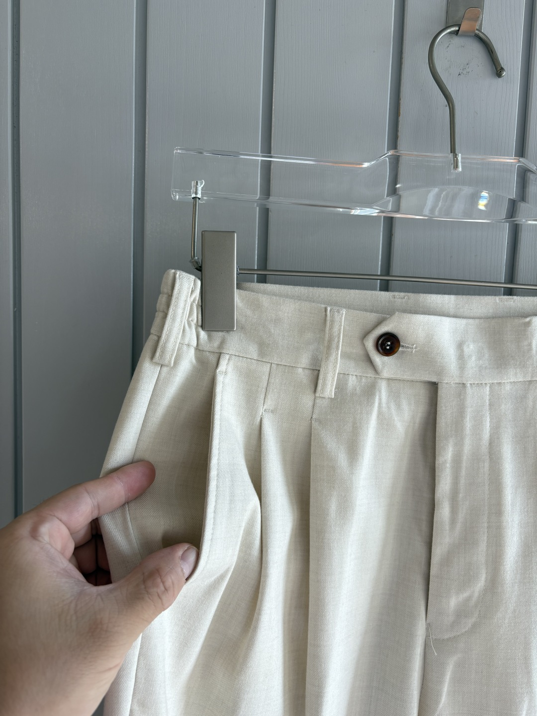 面料老钱味十足双褶设计那不勒斯可调节裤腰西裤】厌倦了千篇一律的西裤？这款含羊毛醋酸天丝面料的意式西裤，绝