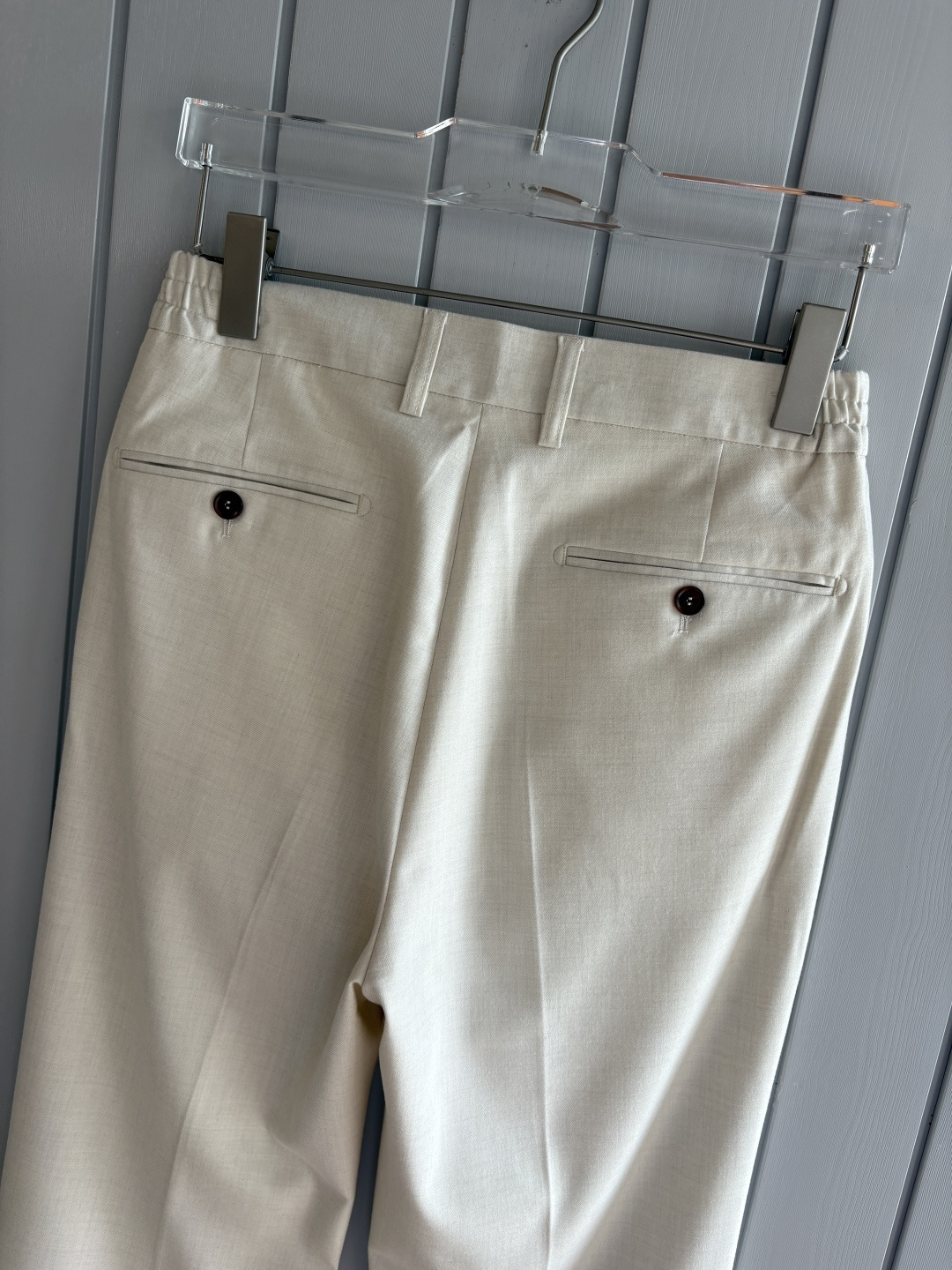 面料老钱味十足双褶设计那不勒斯可调节裤腰西裤】厌倦了千篇一律的西裤？这款含羊毛醋酸天丝面料的意式西裤，绝