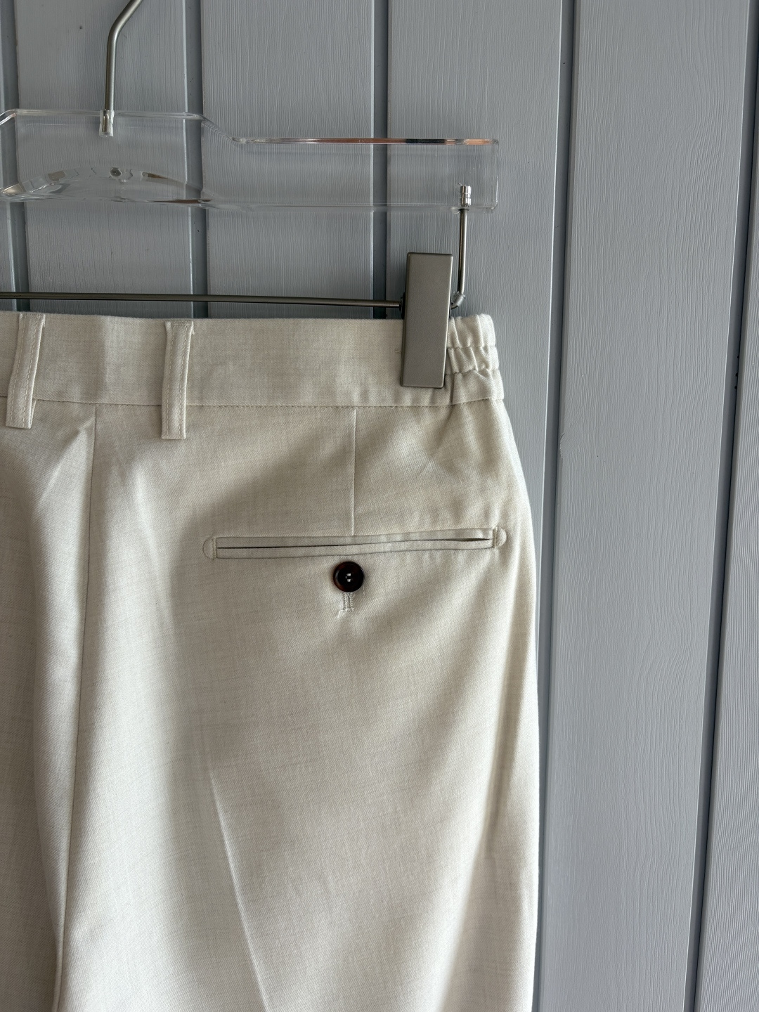 面料老钱味十足双褶设计那不勒斯可调节裤腰西裤】厌倦了千篇一律的西裤？这款含羊毛醋酸天丝面料的意式西裤，绝