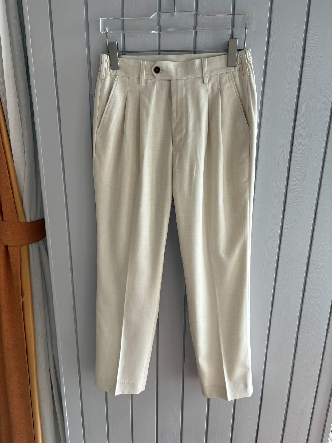 面料老钱味十足双褶设计那不勒斯可调节裤腰西裤】厌倦了千篇一律的西裤？这款含羊毛醋酸天丝面料的意式西裤，绝