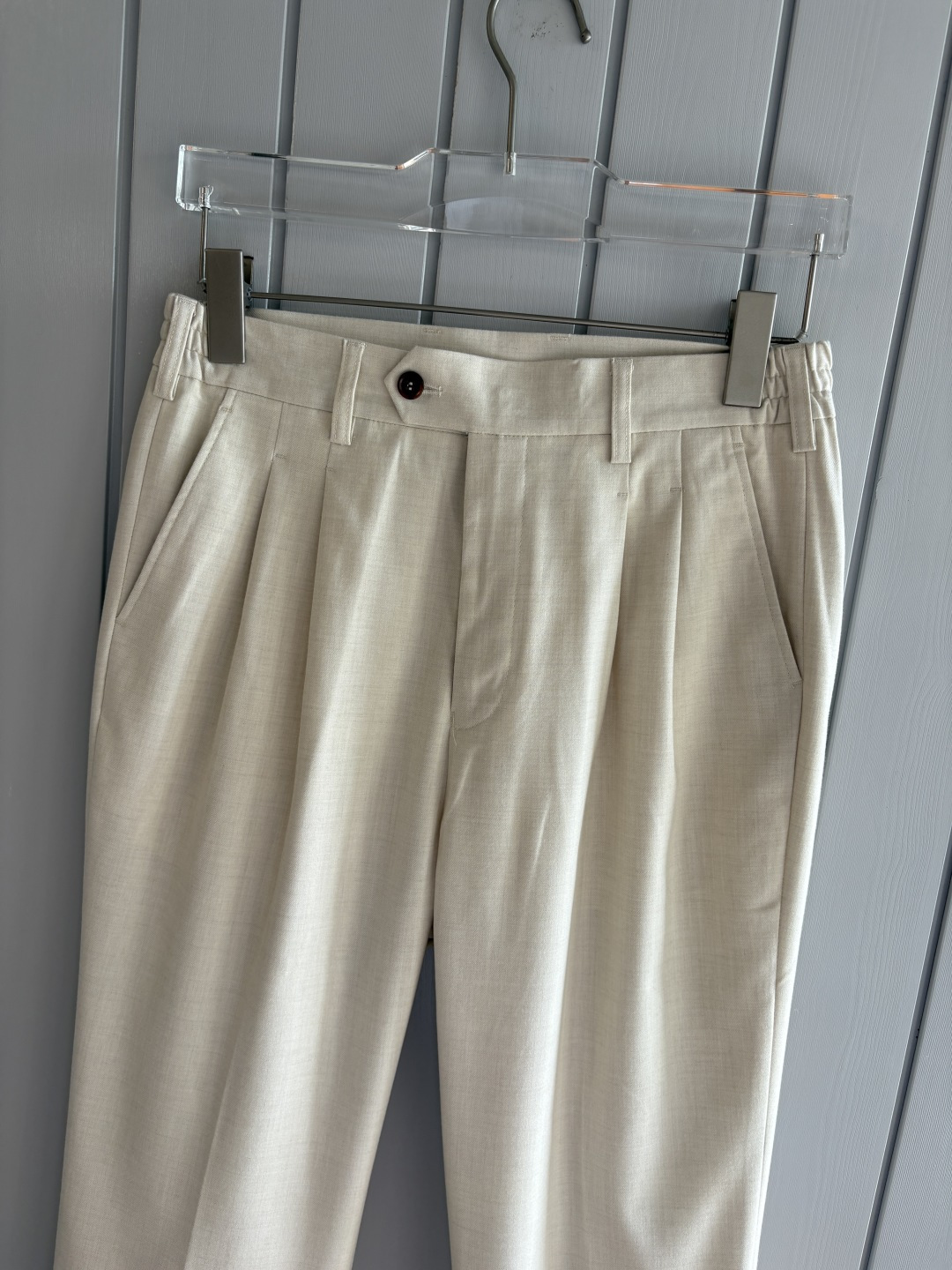 面料老钱味十足双褶设计那不勒斯可调节裤腰西裤】厌倦了千篇一律的西裤？这款含羊毛醋酸天丝面料的意式西裤，绝