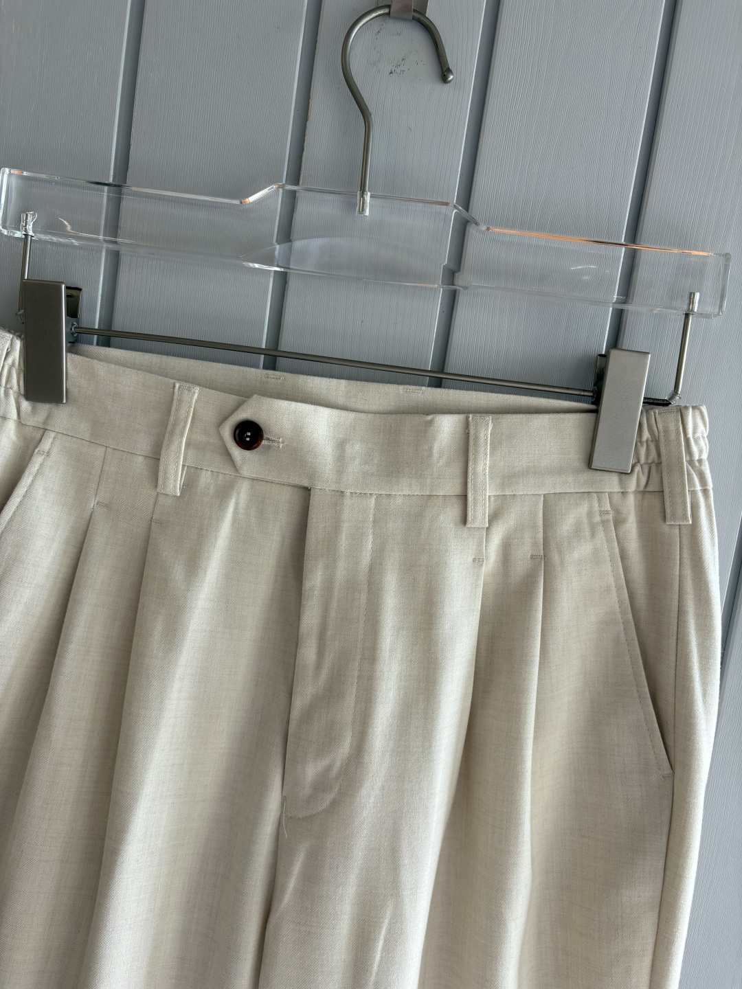 面料老钱味十足双褶设计那不勒斯可调节裤腰西裤】厌倦了千篇一律的西裤？这款含羊毛醋酸天丝面料的意式西裤，绝