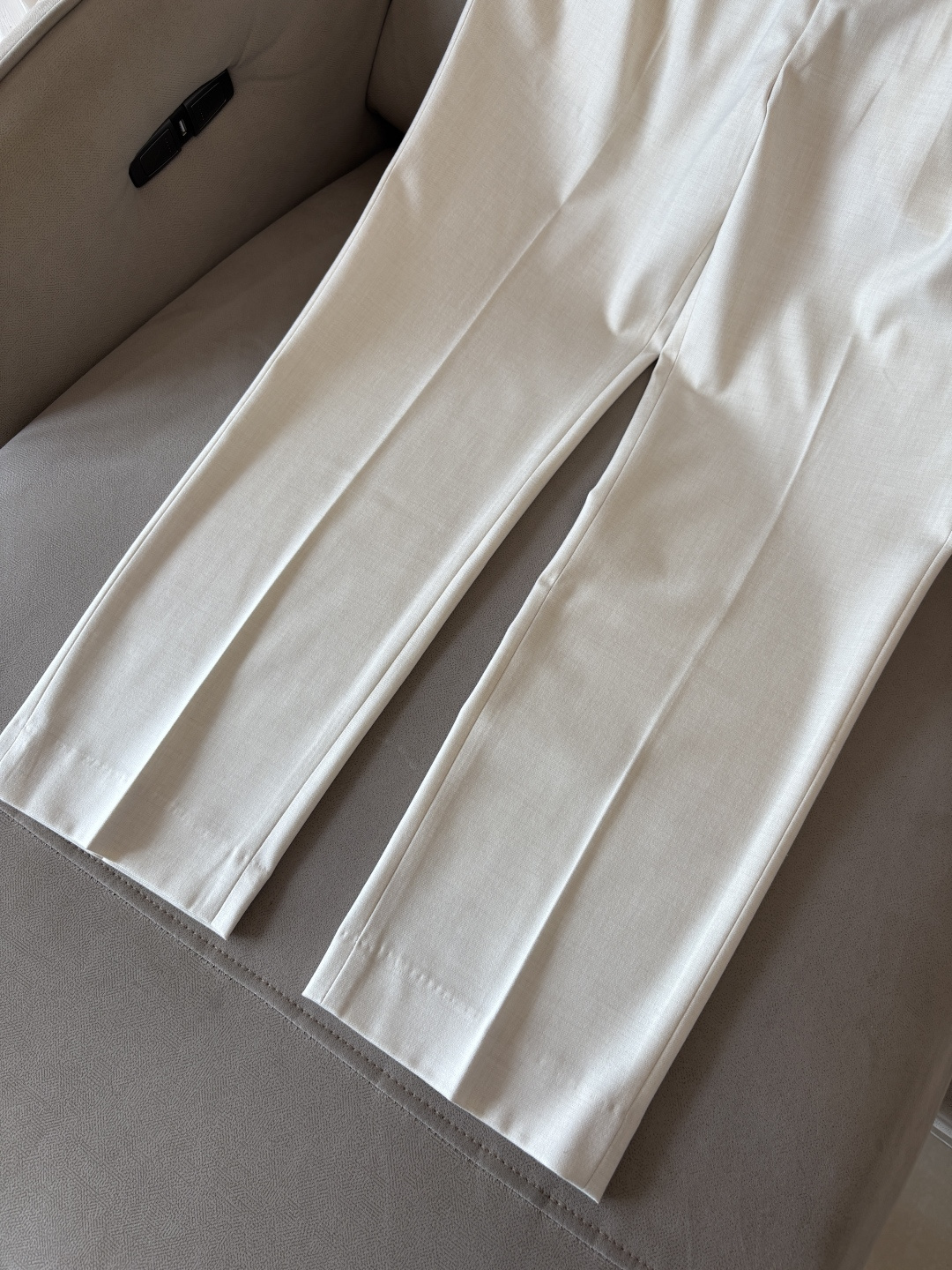 面料老钱味十足双褶设计那不勒斯可调节裤腰西裤】厌倦了千篇一律的西裤？这款含羊毛醋酸天丝面料的意式西裤，绝