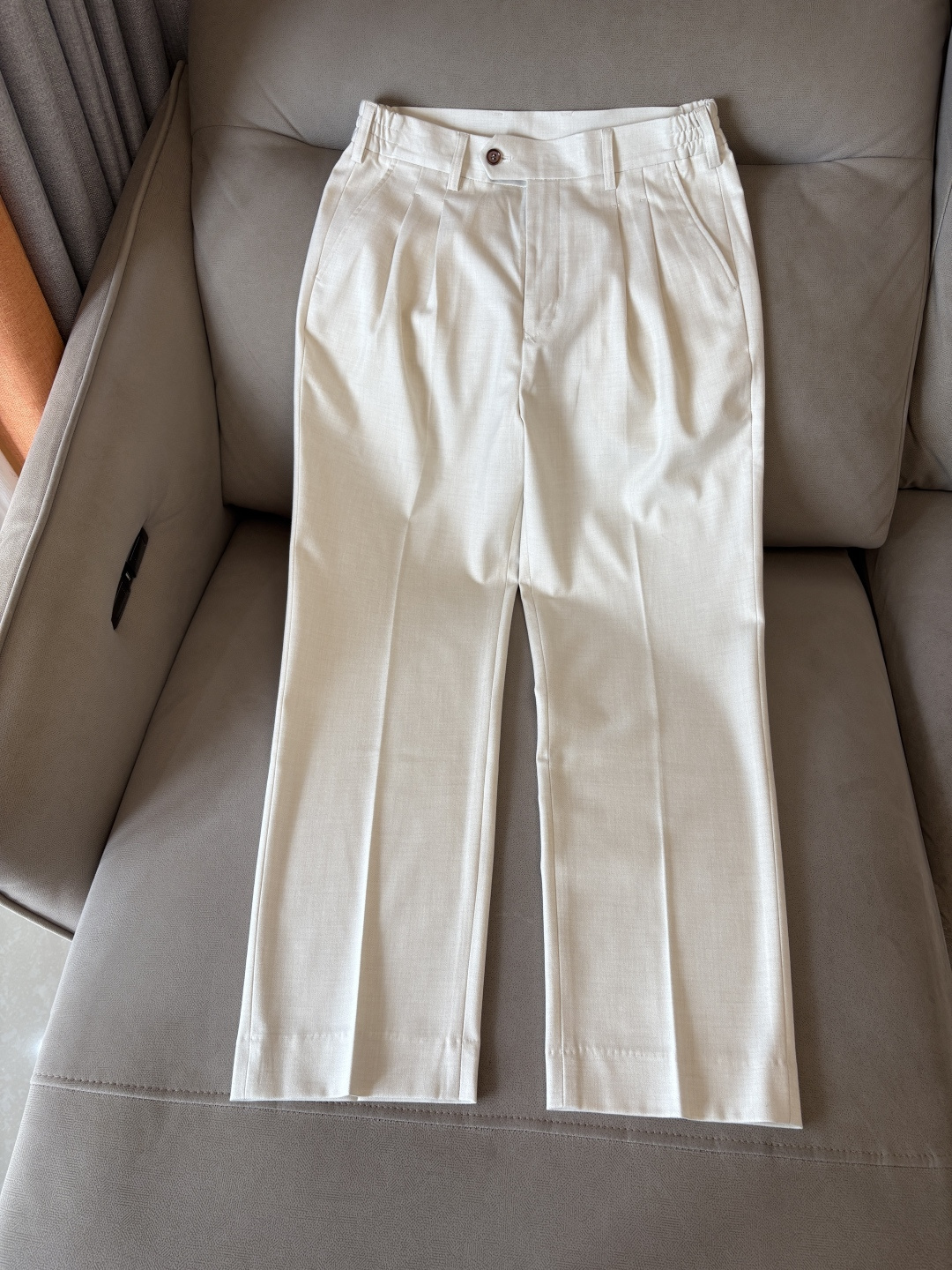 面料老钱味十足双褶设计那不勒斯可调节裤腰西裤】厌倦了千篇一律的西裤？这款含羊毛醋酸天丝面料的意式西裤，绝