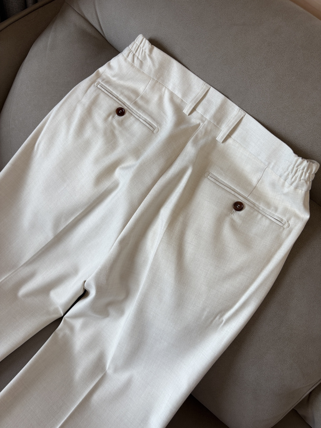 面料老钱味十足双褶设计那不勒斯可调节裤腰西裤】厌倦了千篇一律的西裤？这款含羊毛醋酸天丝面料的意式西裤，绝