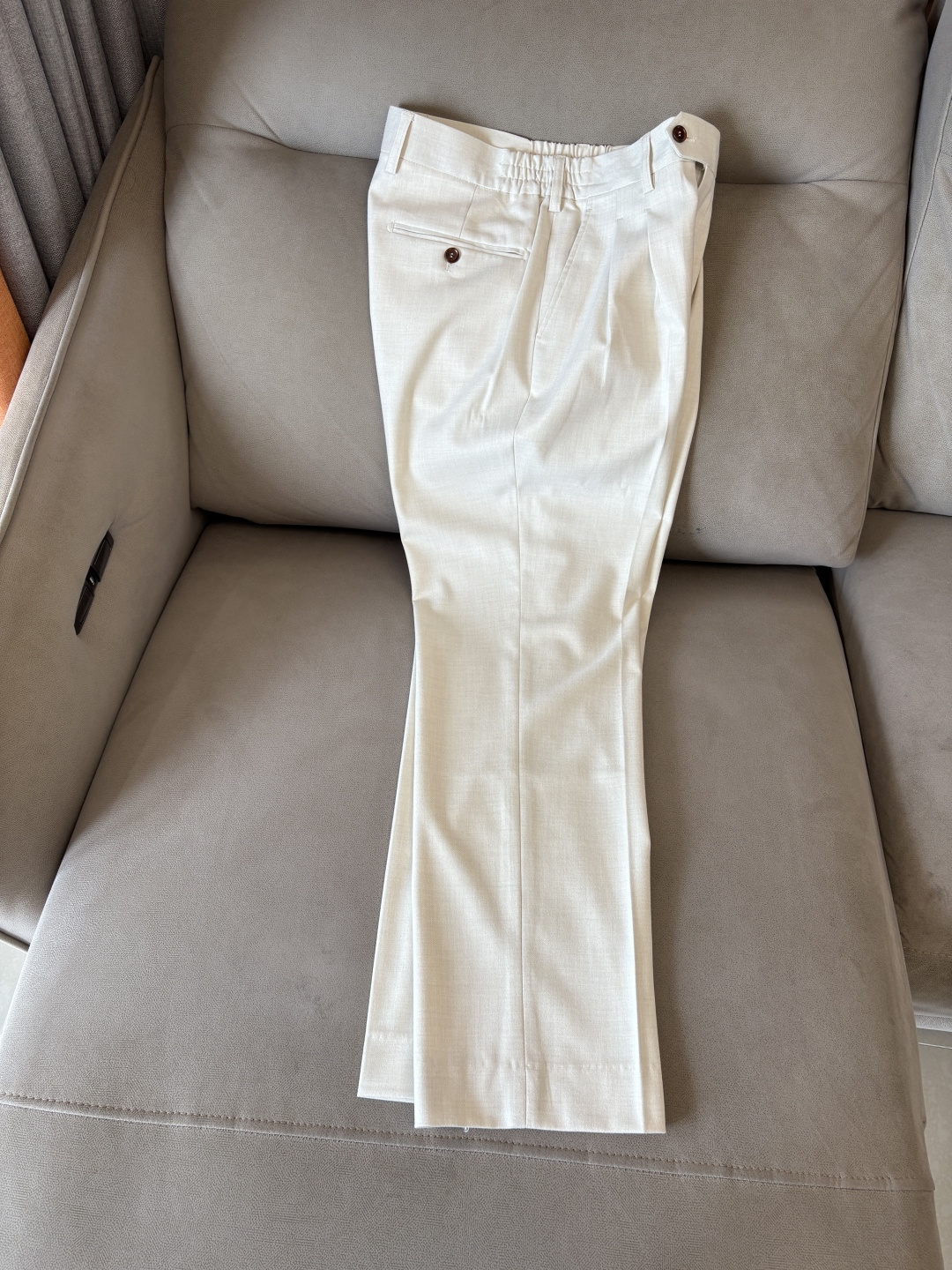 面料老钱味十足双褶设计那不勒斯可调节裤腰西裤】厌倦了千篇一律的西裤？这款含羊毛醋酸天丝面料的意式西裤，绝