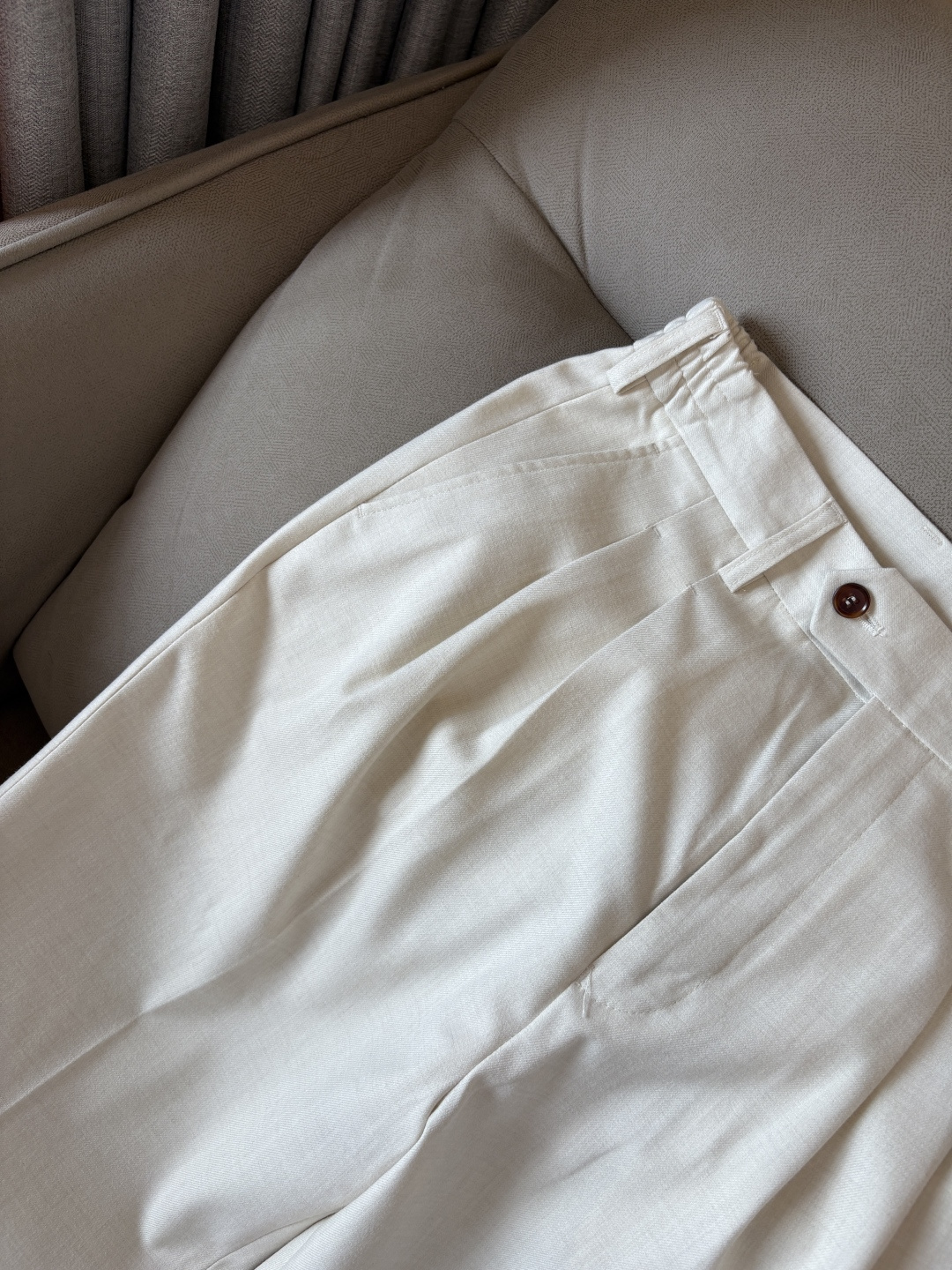 面料老钱味十足双褶设计那不勒斯可调节裤腰西裤】厌倦了千篇一律的西裤？这款含羊毛醋酸天丝面料的意式西裤，绝