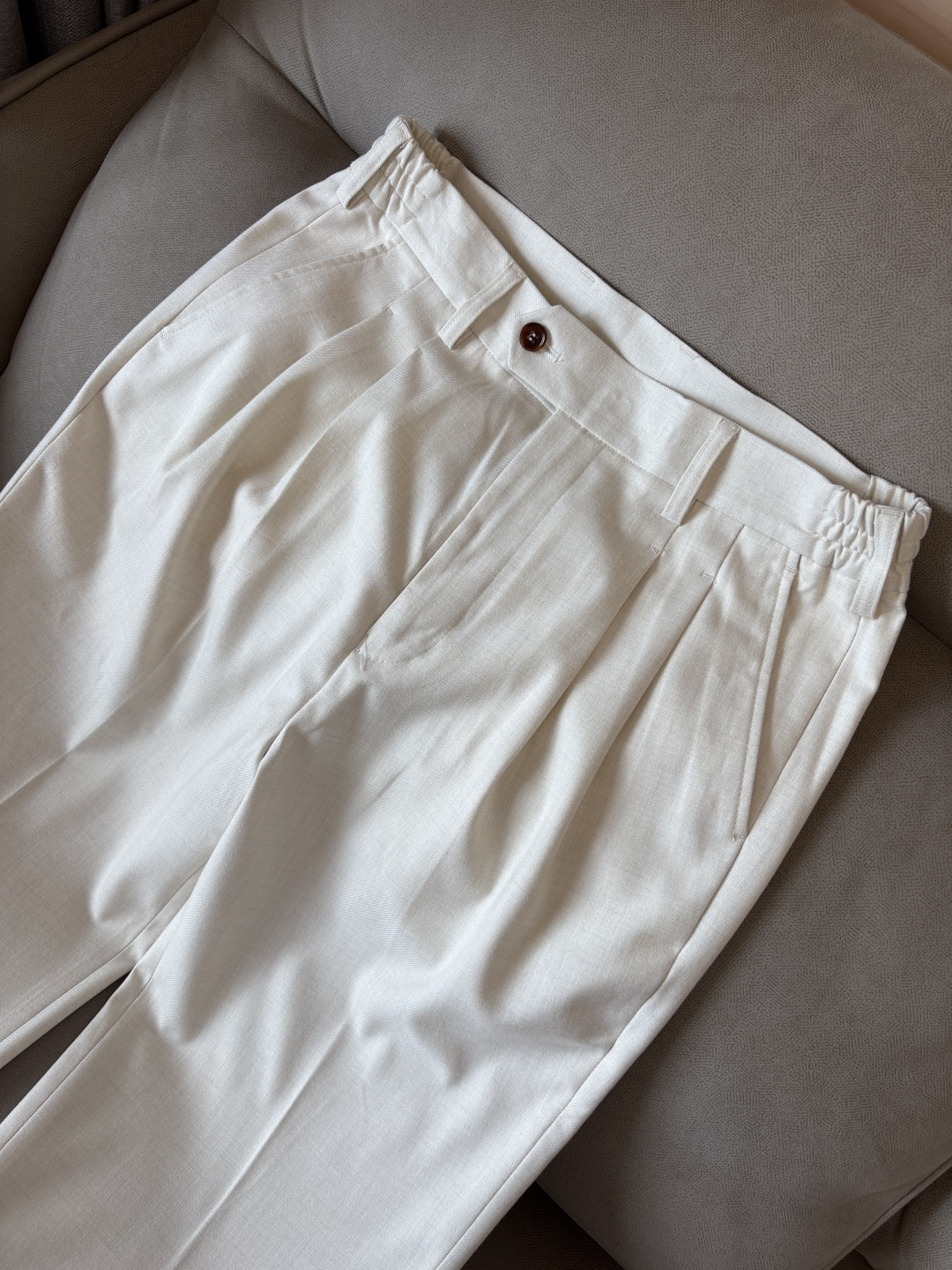 面料老钱味十足双褶设计那不勒斯可调节裤腰西裤】厌倦了千篇一律的西裤？这款含羊毛醋酸天丝面料的意式西裤，绝