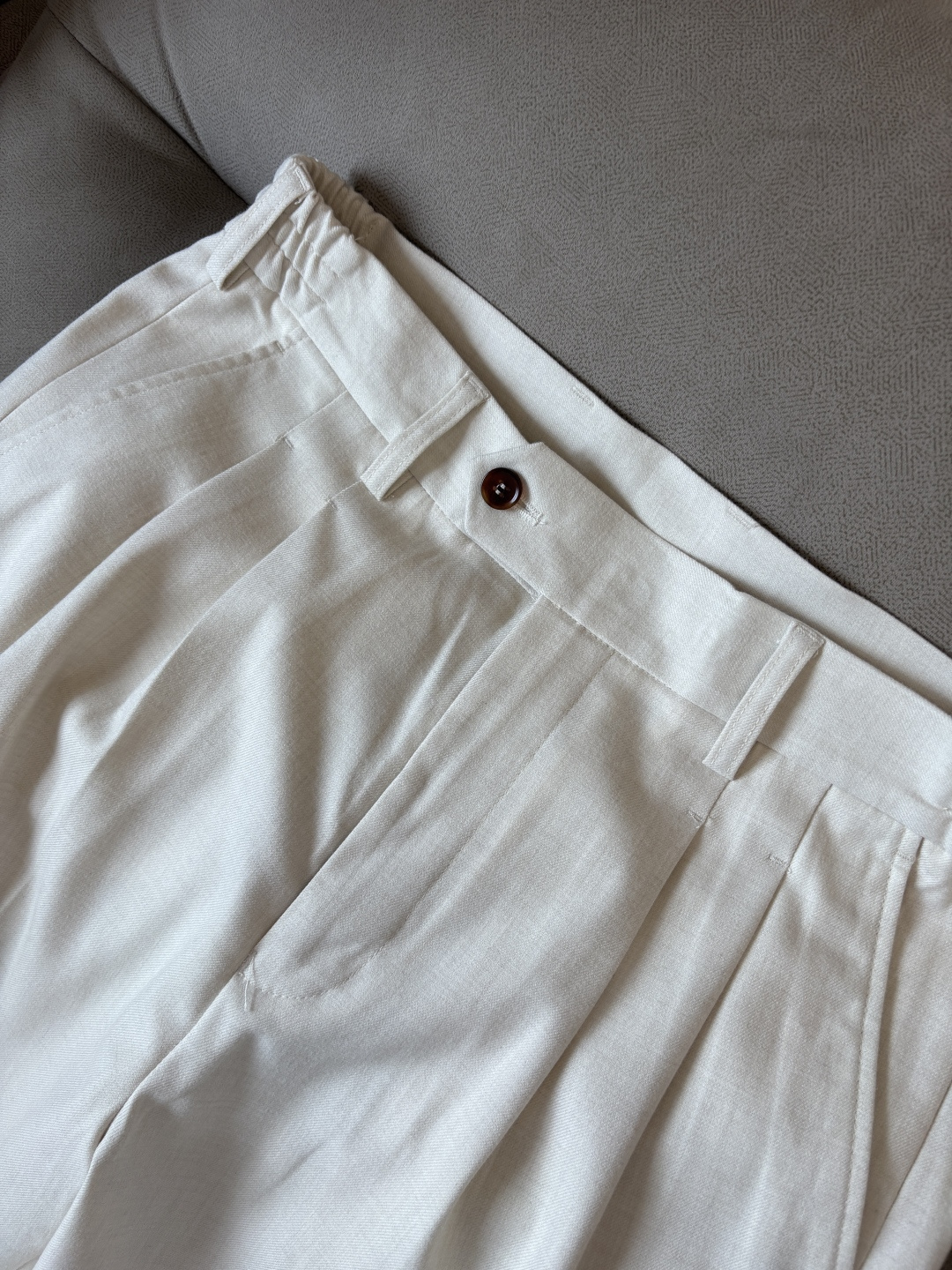 面料老钱味十足双褶设计那不勒斯可调节裤腰西裤】厌倦了千篇一律的西裤？这款含羊毛醋酸天丝面料的意式西裤，绝