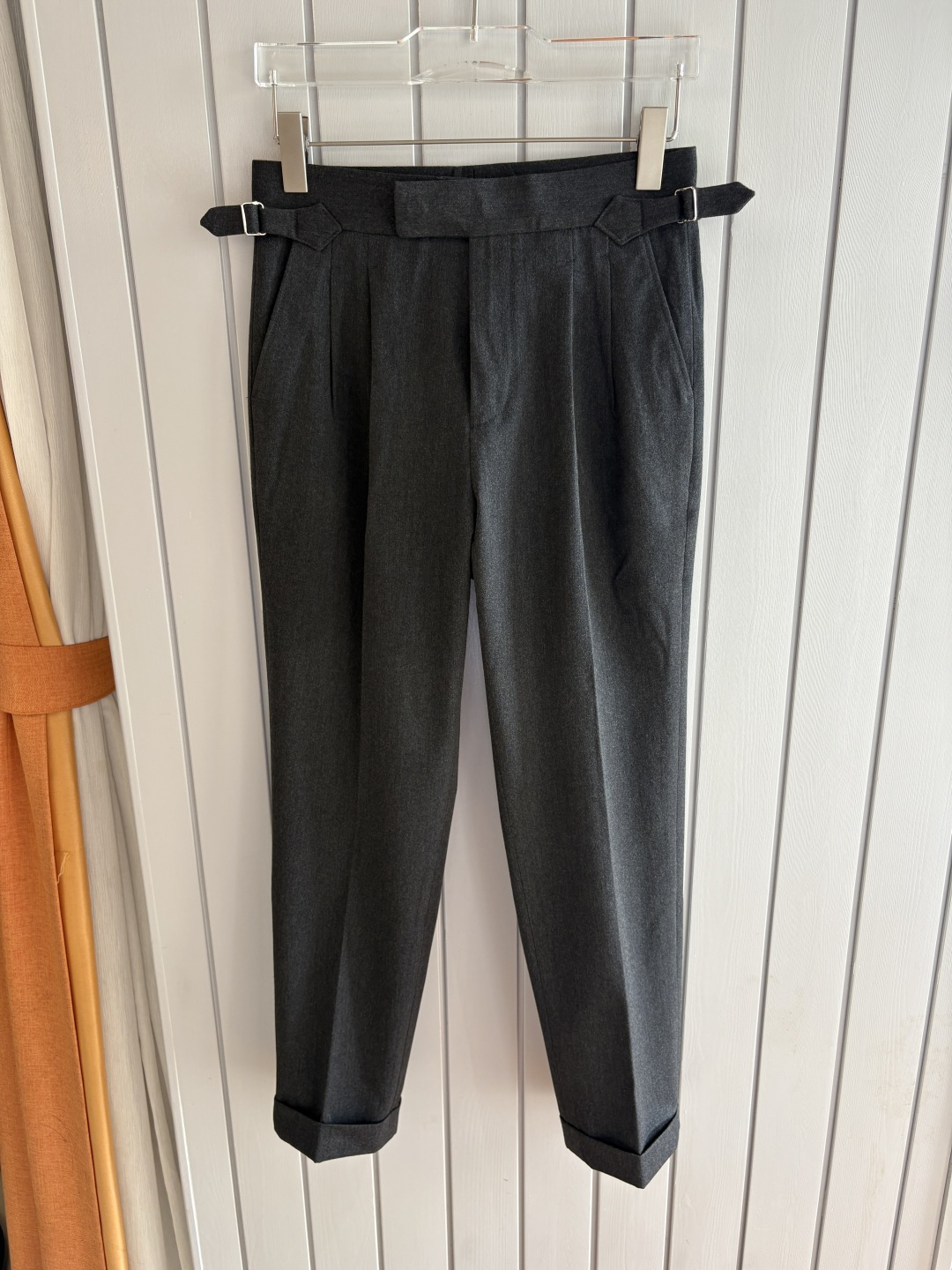 面料老钱味十足双褶设计那不勒斯可调节裤腰西裤】厌倦了千篇一律的西裤？这款含羊毛醋酸天丝面料的意式西裤，绝