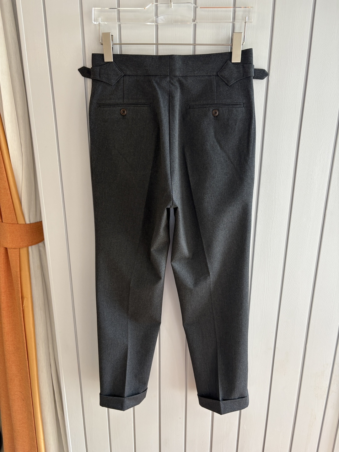 面料老钱味十足双褶设计那不勒斯可调节裤腰西裤】厌倦了千篇一律的西裤？这款含羊毛醋酸天丝面料的意式西裤，绝