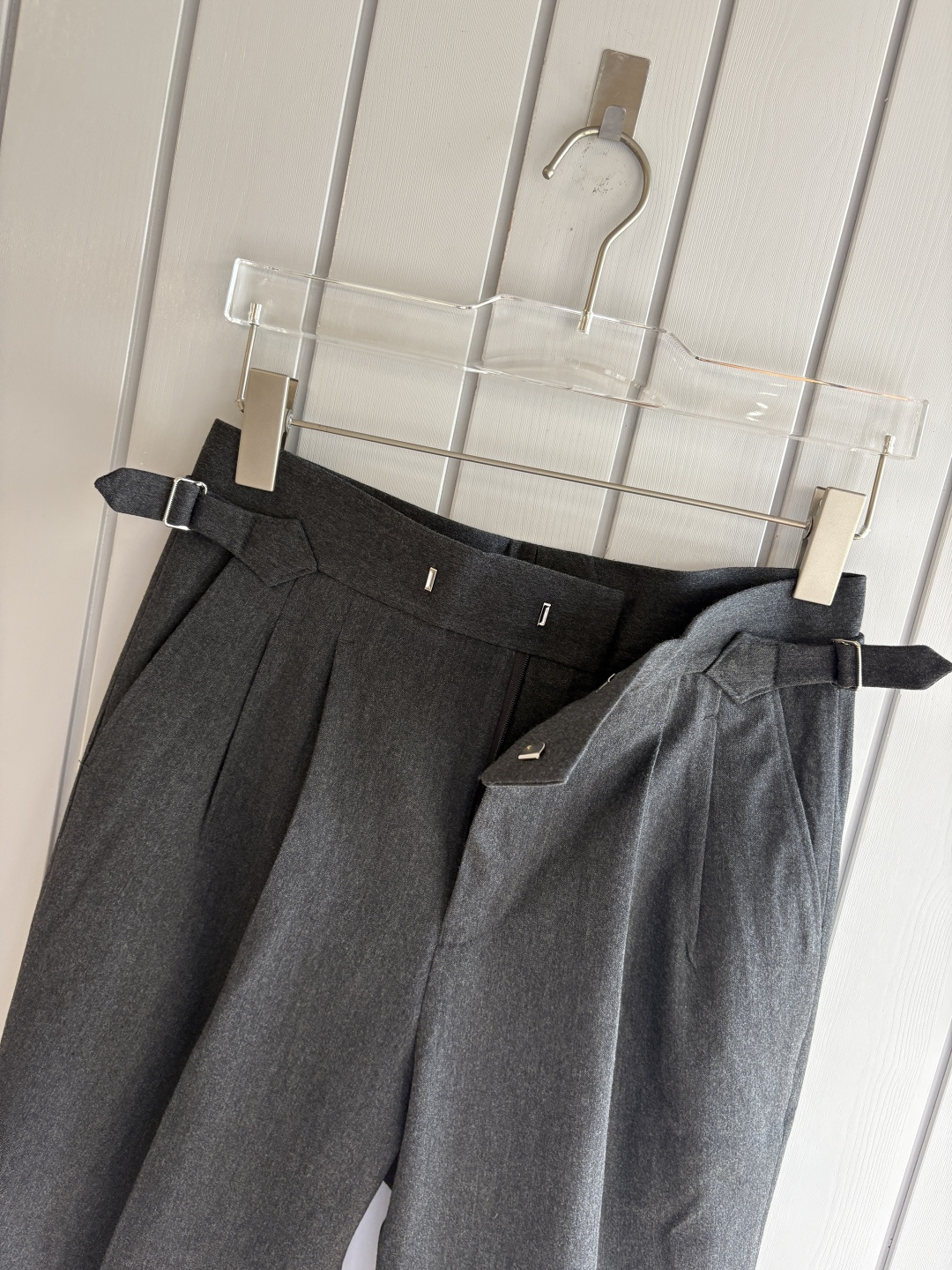 面料老钱味十足双褶设计那不勒斯可调节裤腰西裤】厌倦了千篇一律的西裤？这款含羊毛醋酸天丝面料的意式西裤，绝