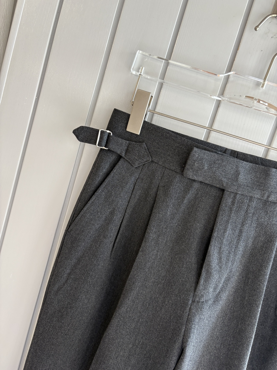 面料老钱味十足双褶设计那不勒斯可调节裤腰西裤】厌倦了千篇一律的西裤？这款含羊毛醋酸天丝面料的意式西裤，绝