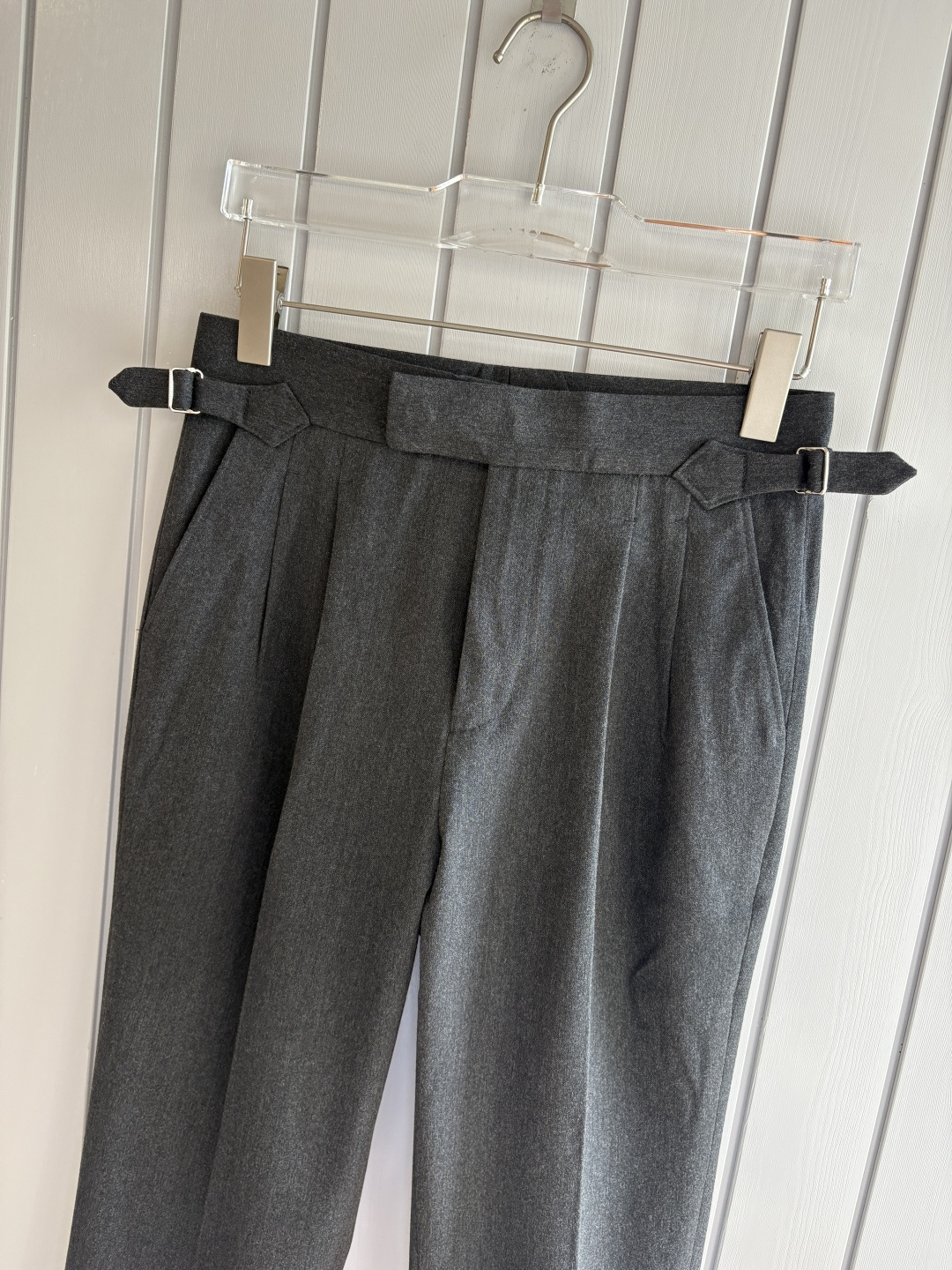 面料老钱味十足双褶设计那不勒斯可调节裤腰西裤】厌倦了千篇一律的西裤？这款含羊毛醋酸天丝面料的意式西裤，绝