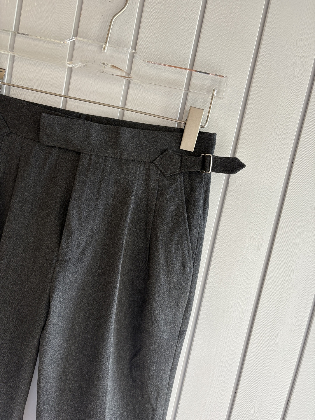 面料老钱味十足双褶设计那不勒斯可调节裤腰西裤】厌倦了千篇一律的西裤？这款含羊毛醋酸天丝面料的意式西裤，绝