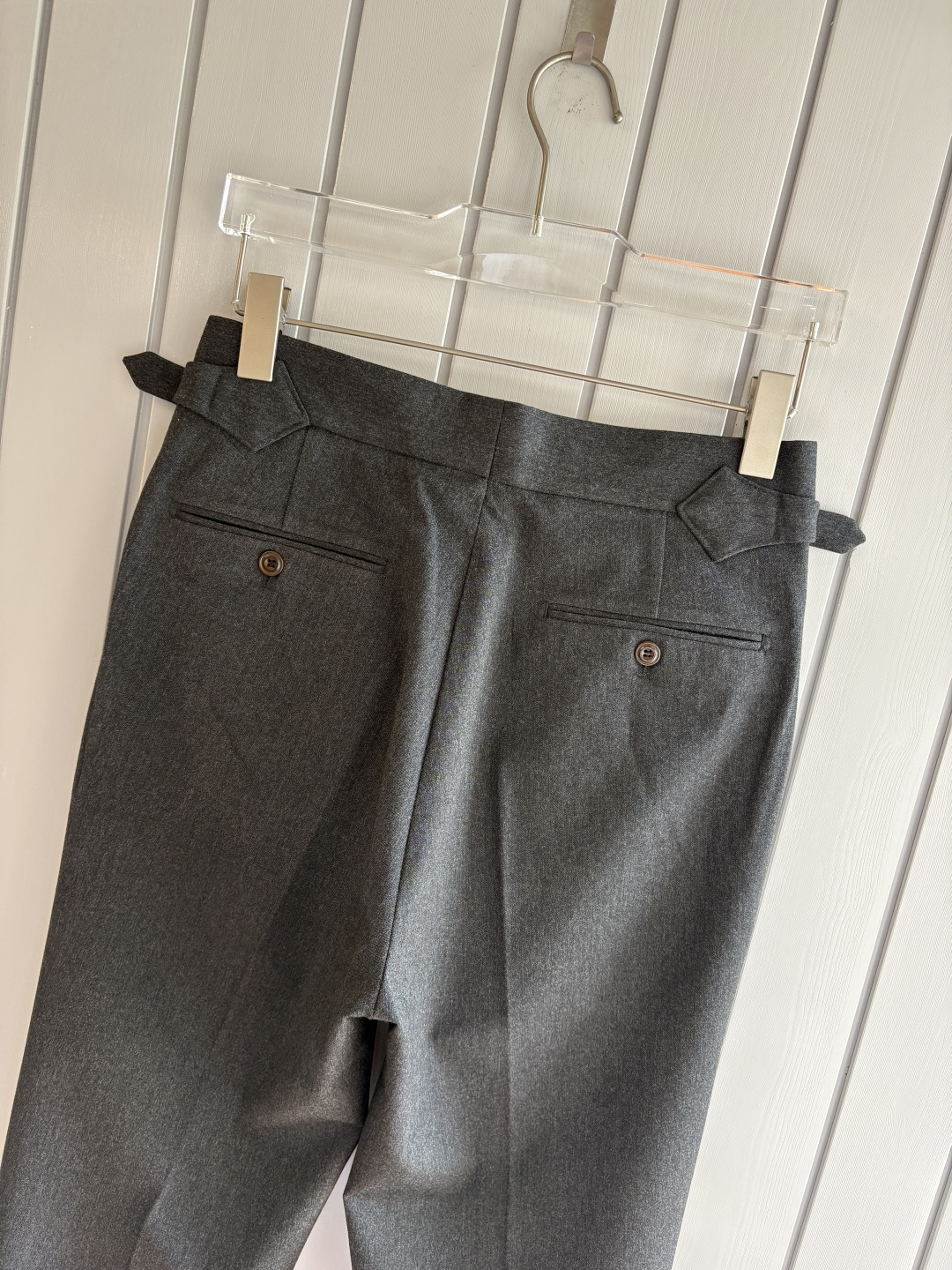 面料老钱味十足双褶设计那不勒斯可调节裤腰西裤】厌倦了千篇一律的西裤？这款含羊毛醋酸天丝面料的意式西裤，绝