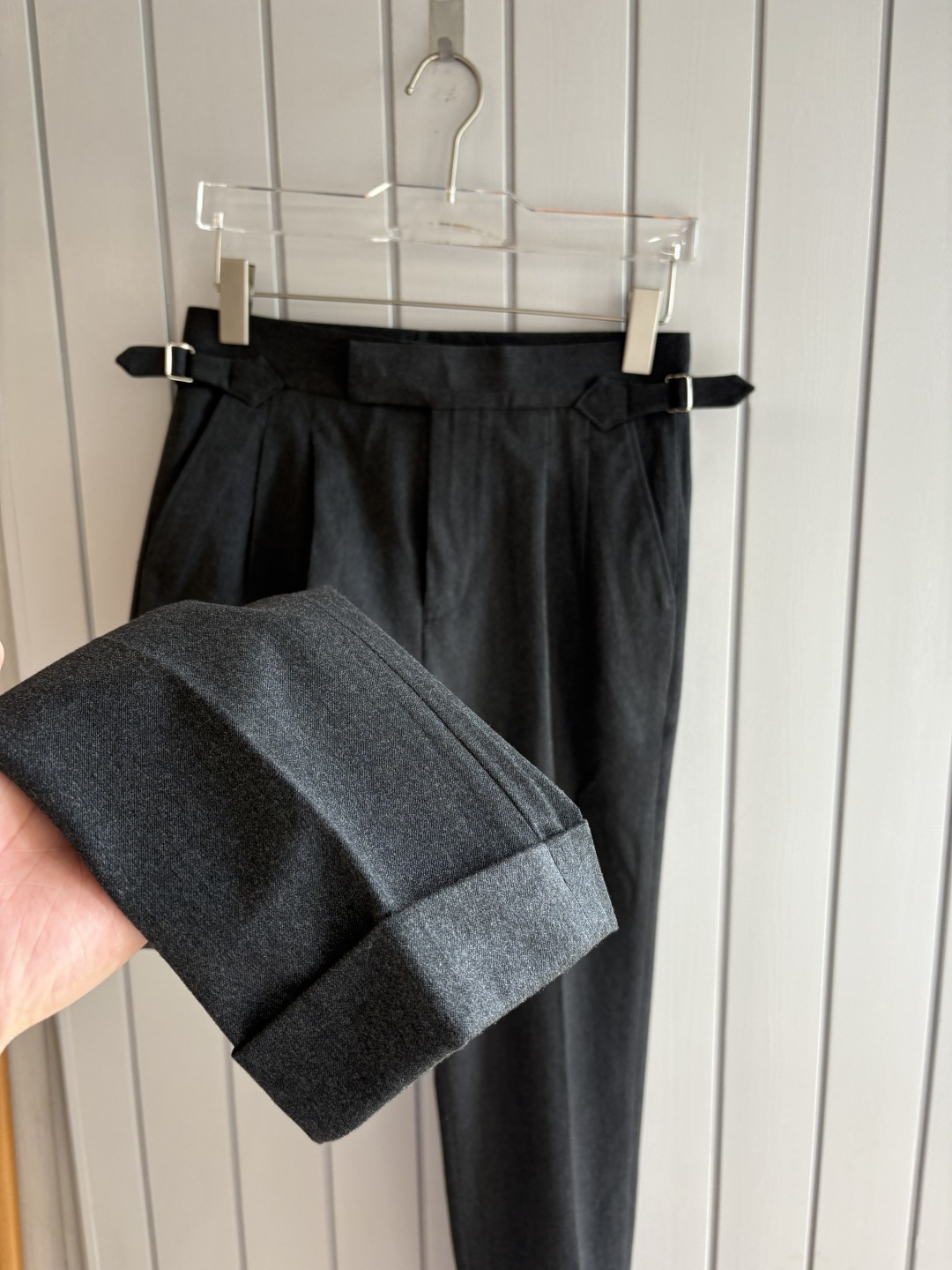 面料老钱味十足双褶设计那不勒斯可调节裤腰西裤】厌倦了千篇一律的西裤？这款含羊毛醋酸天丝面料的意式西裤，绝