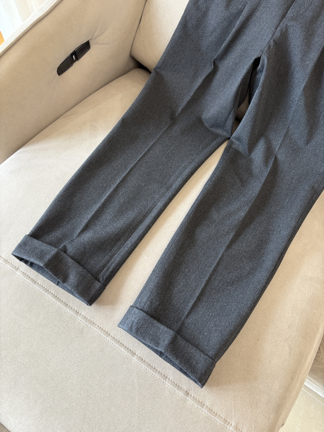 面料老钱味十足双褶设计那不勒斯可调节裤腰西裤】厌倦了千篇一律的西裤？这款含羊毛醋酸天丝面料的意式西裤，绝