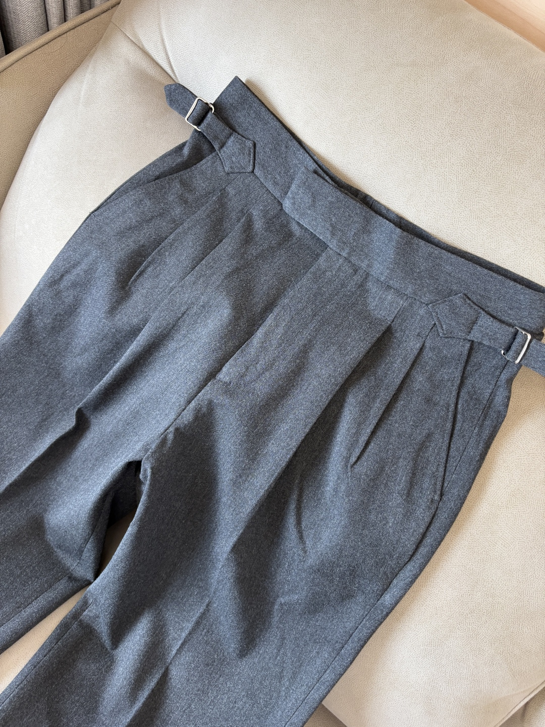 面料老钱味十足双褶设计那不勒斯可调节裤腰西裤】厌倦了千篇一律的西裤？这款含羊毛醋酸天丝面料的意式西裤，绝