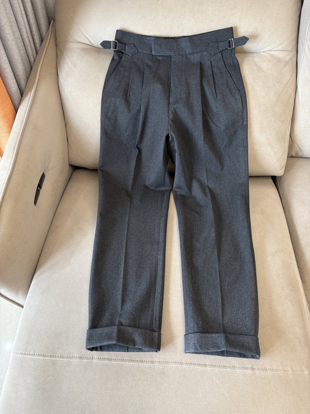 面料老钱味十足双褶设计那不勒斯可调节裤腰西裤】厌倦了千篇一律的西裤？这款含羊毛醋酸天丝面料的意式西裤，绝