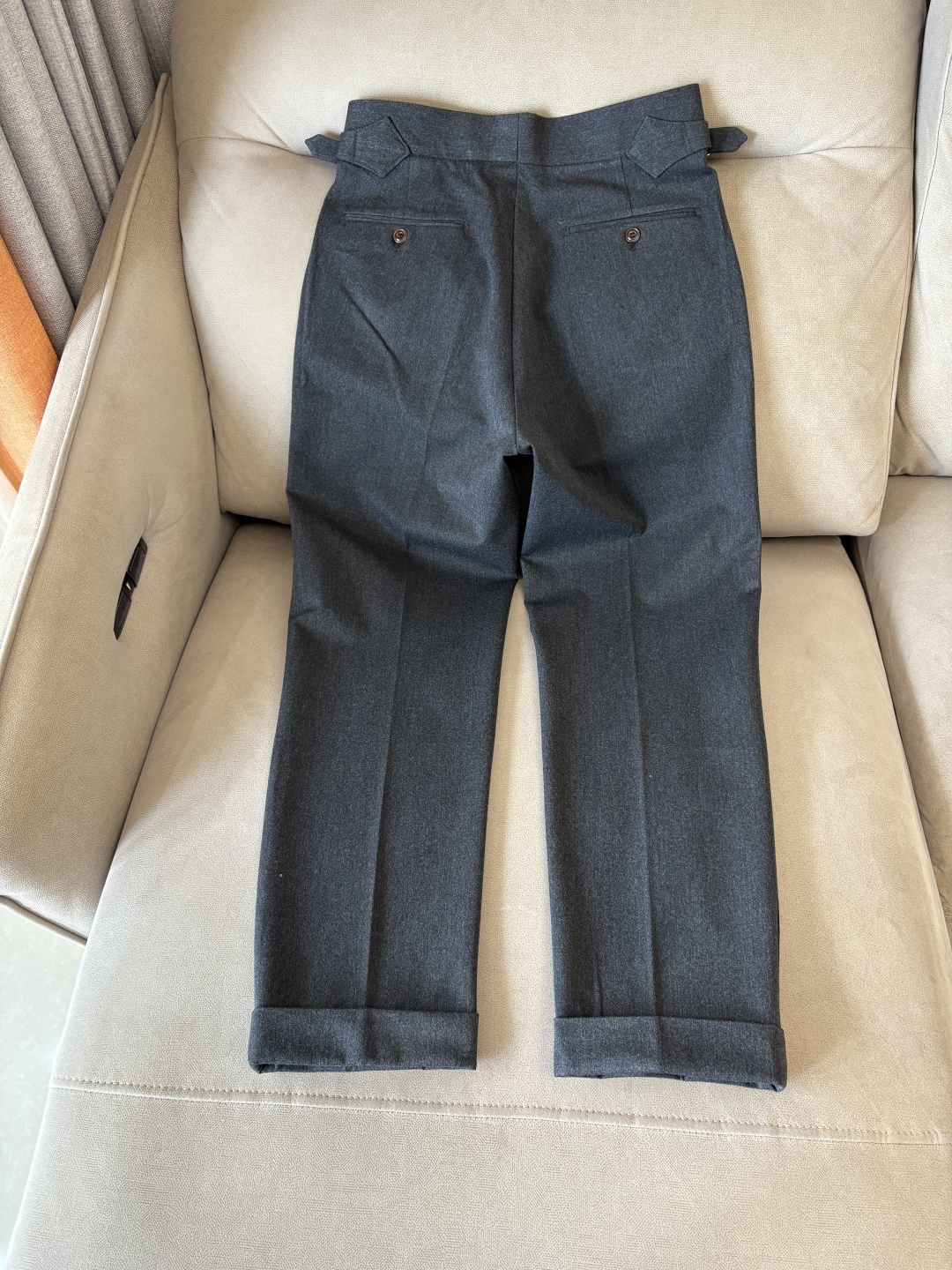 面料老钱味十足双褶设计那不勒斯可调节裤腰西裤】厌倦了千篇一律的西裤？这款含羊毛醋酸天丝面料的意式西裤，绝