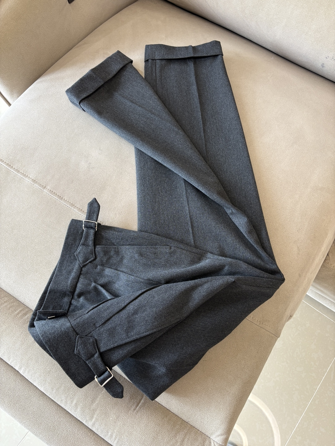 面料老钱味十足双褶设计那不勒斯可调节裤腰西裤】厌倦了千篇一律的西裤？这款含羊毛醋酸天丝面料的意式西裤，绝